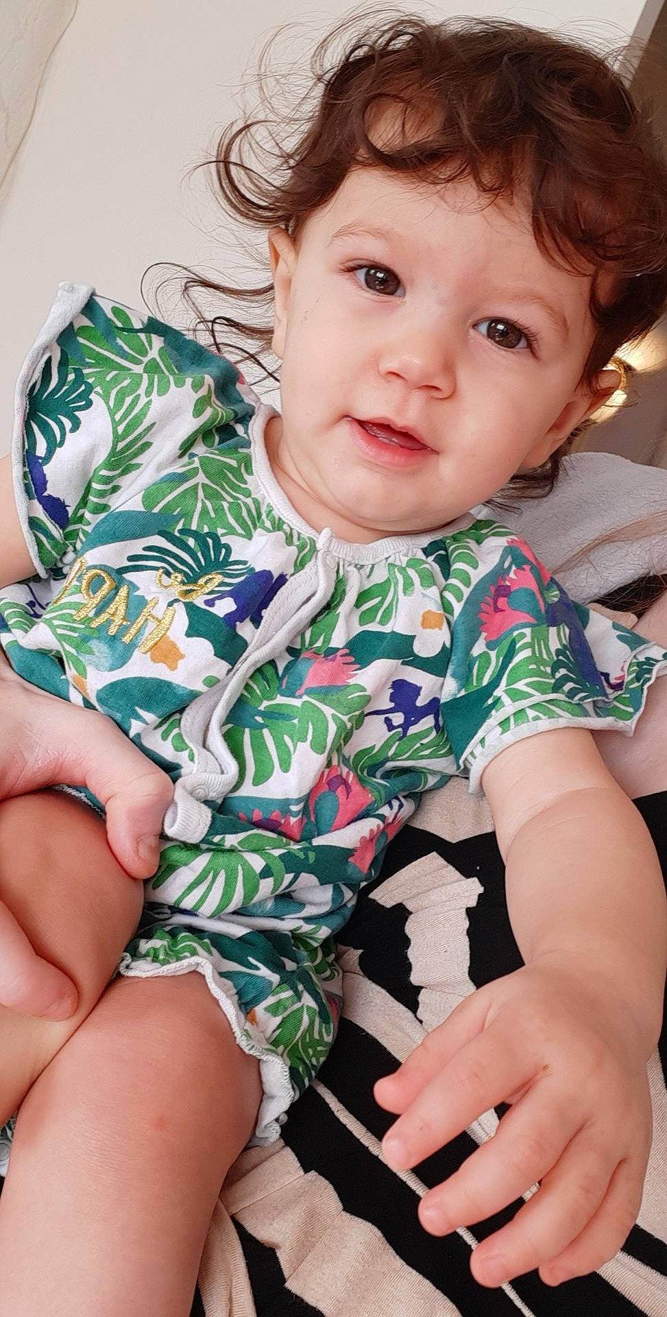 Atidja a rejoint le concours — aidez-le/la à gagner de superbes lots ! baby, baby_products, baby_toddler_clothing, brown_hair, cheek, child, child_model, person, sitting, skin, smile, toddler