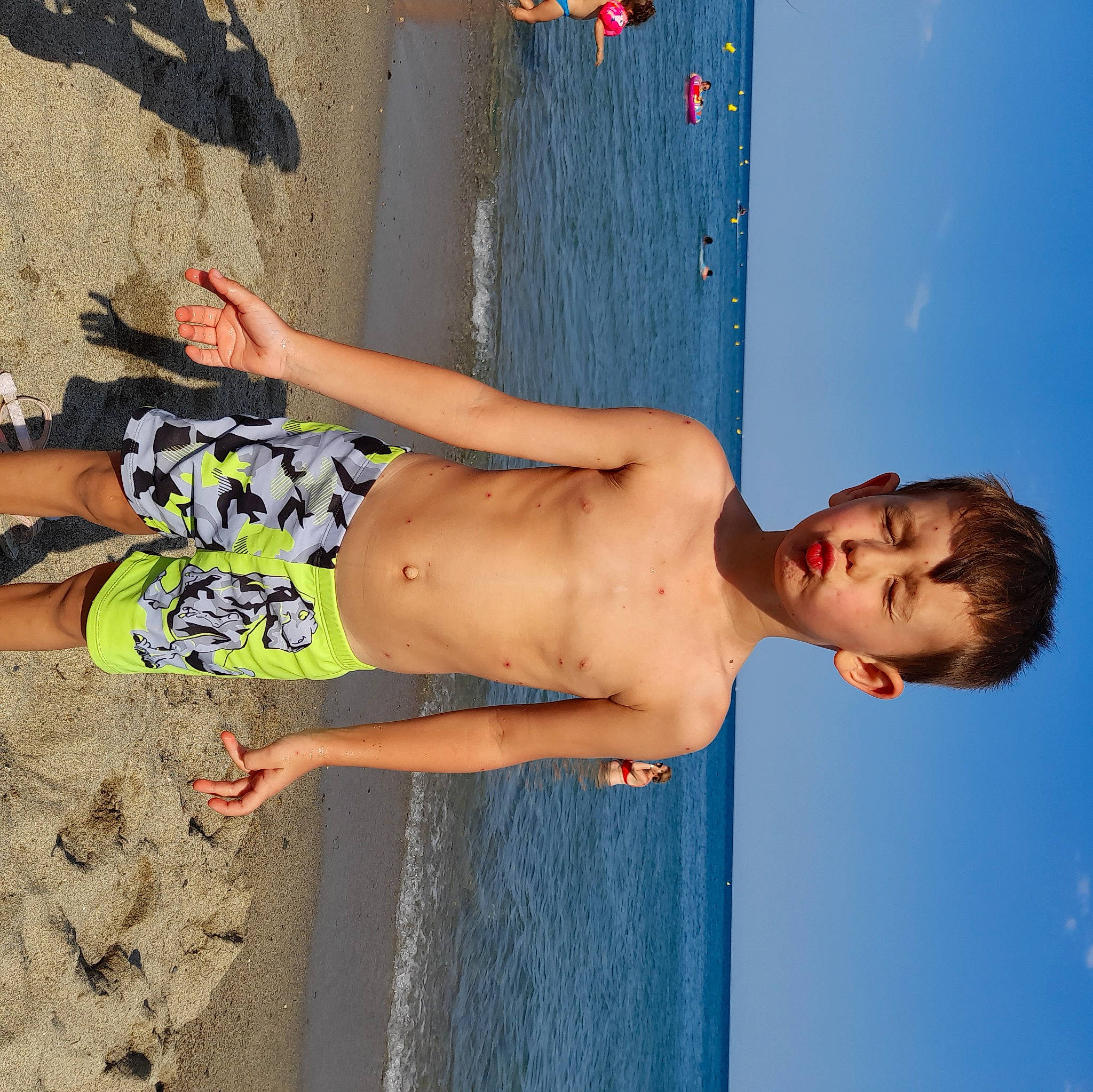 Hassan participe au concours pour gagner de l'argent avec cette photo : barechested, barefoot, beach, black_hair, blue, body_of_water, chest, cool, elbow, happy, human_body, joint, leg, leisure, people_in_nature, people_on_beach, person, thigh, trunk, waist