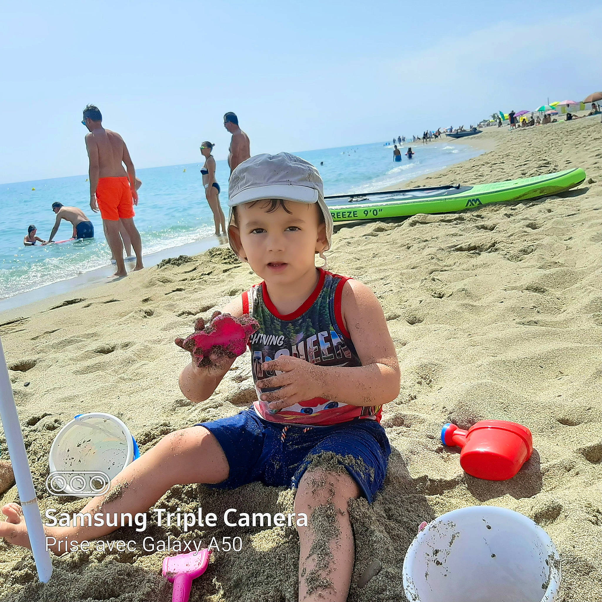 Hassan a rejoint le concours — aidez-le/la à gagner de superbes lots ! beach, child, coast, coastal_and_oceanic_landforms, fun, headwear, holiday, leisure, ocean, person, play, recreation, sand, sea, shore, sitting, summer, toddler, tourism, vacation