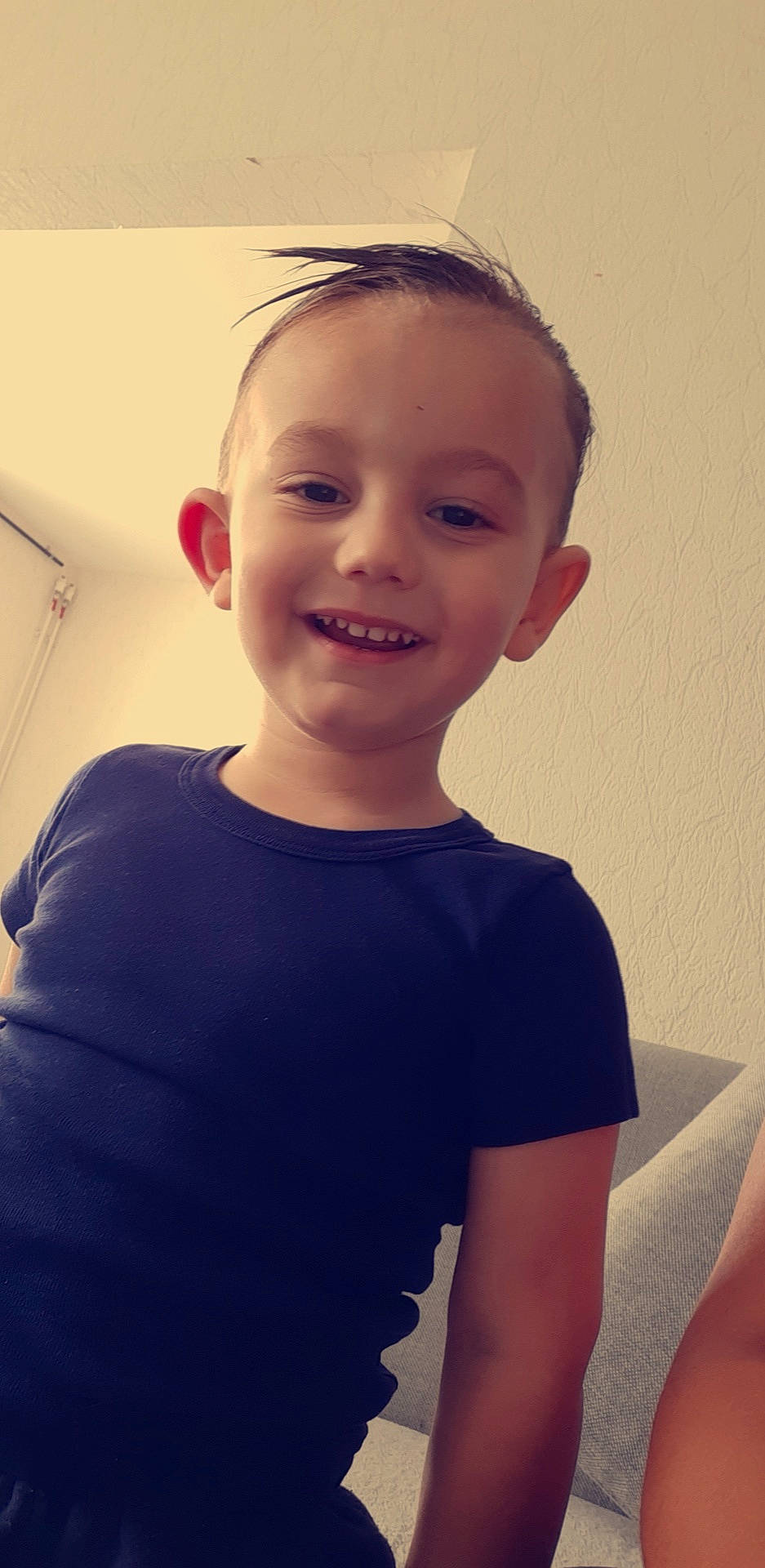 Hassan a rejoint le concours — aidez-le/la à gagner de superbes lots ! arm, blue, cheek, child, chin, eyebrow, face, facial_expression, forehead, hair, hairstyle, head, joint, joy, nose, person, shoulder, skin, smile, standing