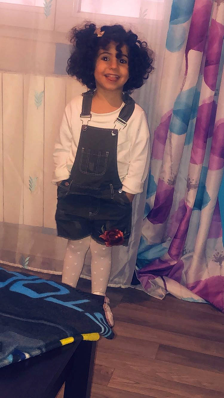 Maissem participe au concours pour gagner de l'argent avec cette photo : child, joy, leg, person, tights