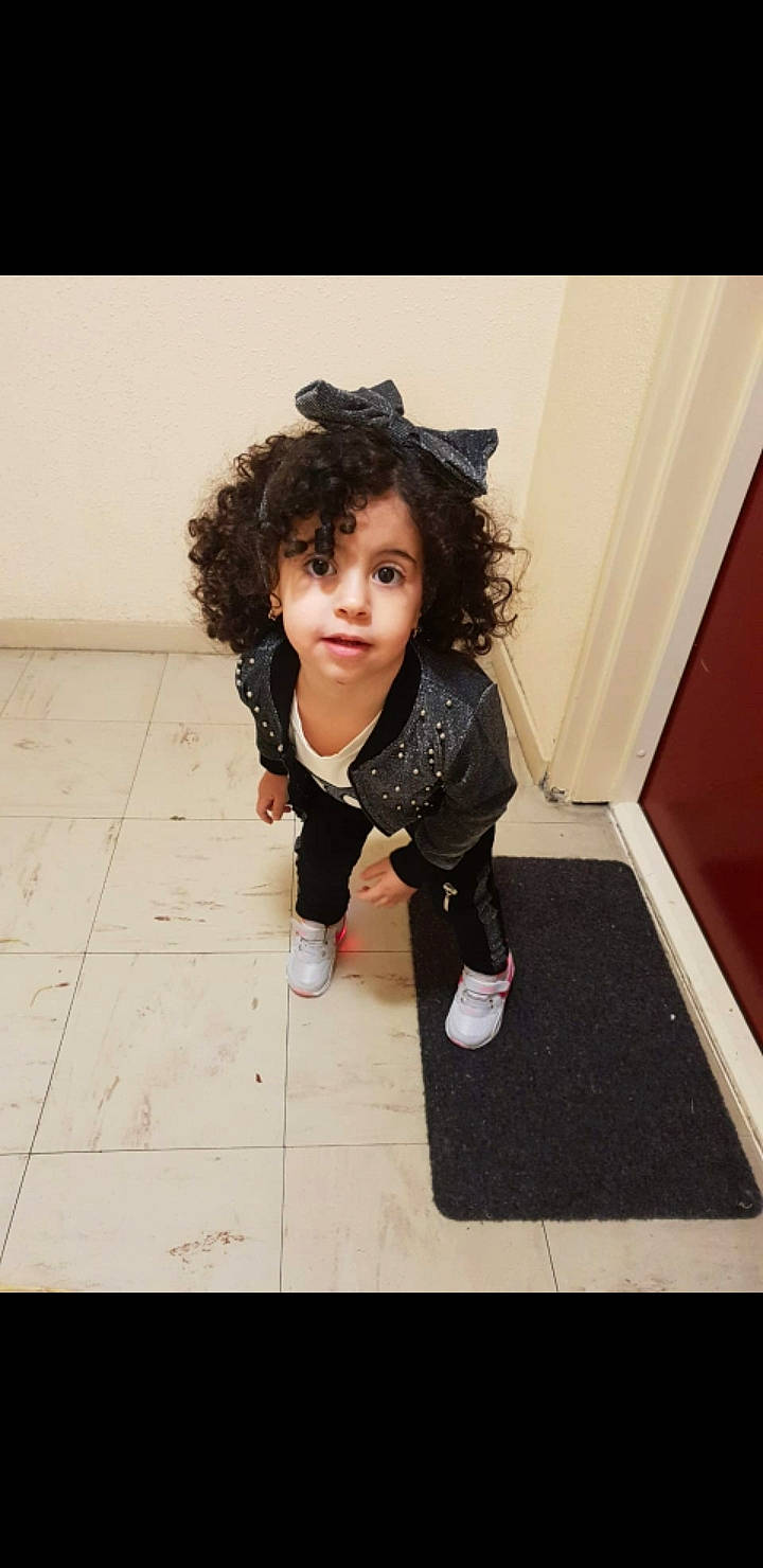 Maissem participe au concours pour gagner de l'argent avec cette photo : black_hair, child, child_model, floor, hair, hairstyle, human, person, photography, smile, standing, toddler