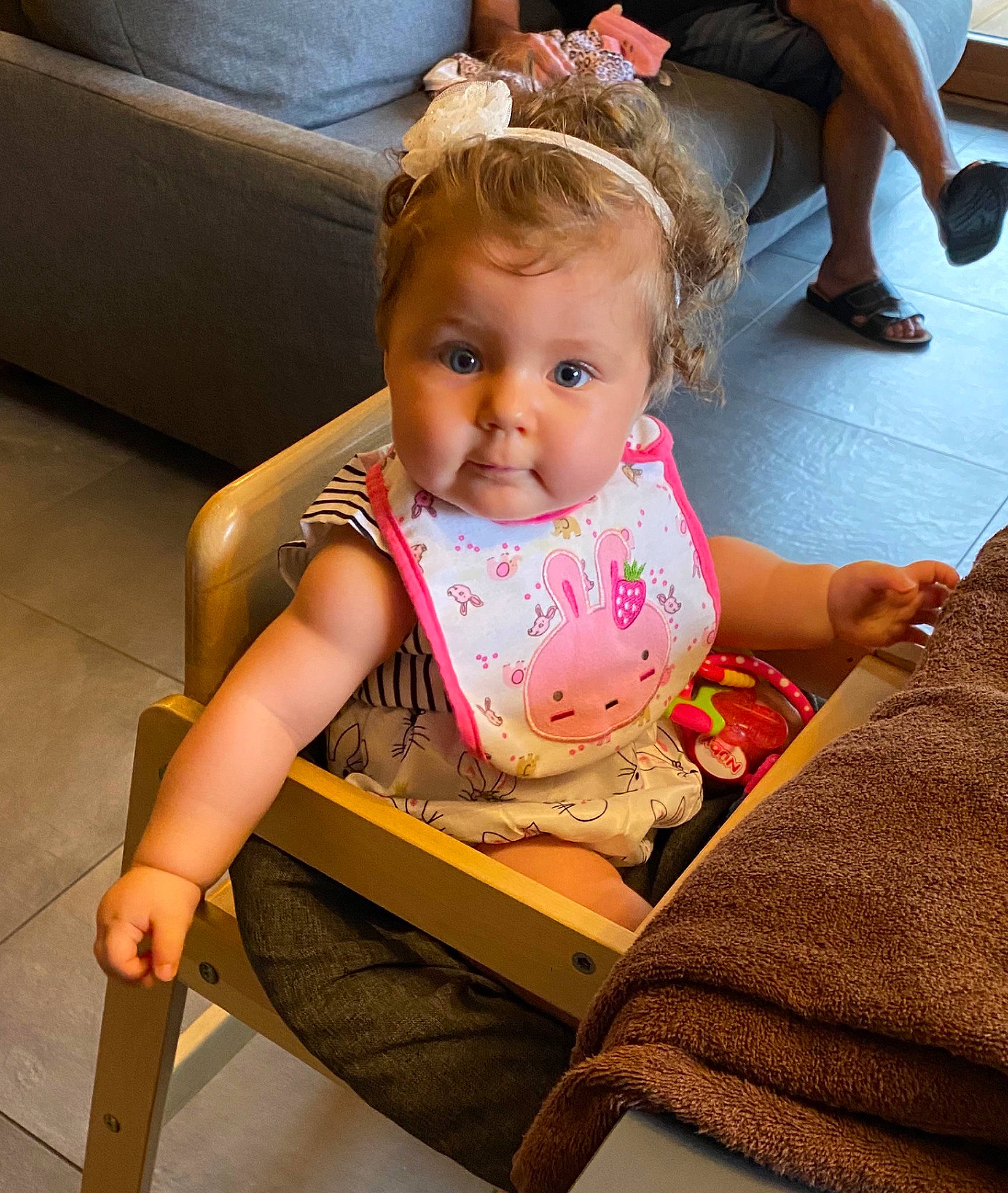 Wendy participe au concours pour gagner de l'argent avec cette photo : baby, chair, child, furniture, head, person, sitting, skin, toddler