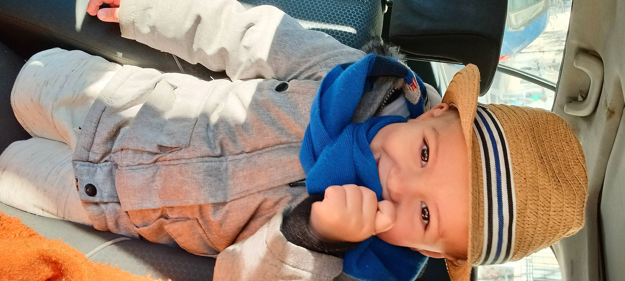 Kalil participe au concours pour gagner de l'argent avec cette photo : baby, baby_toddler_clothing, cap, child, clothing, comfort, electric_blue, face, fun, happy, hat, headgear, headwear, leisure, mammal, mouth, people, person, toddler, tree