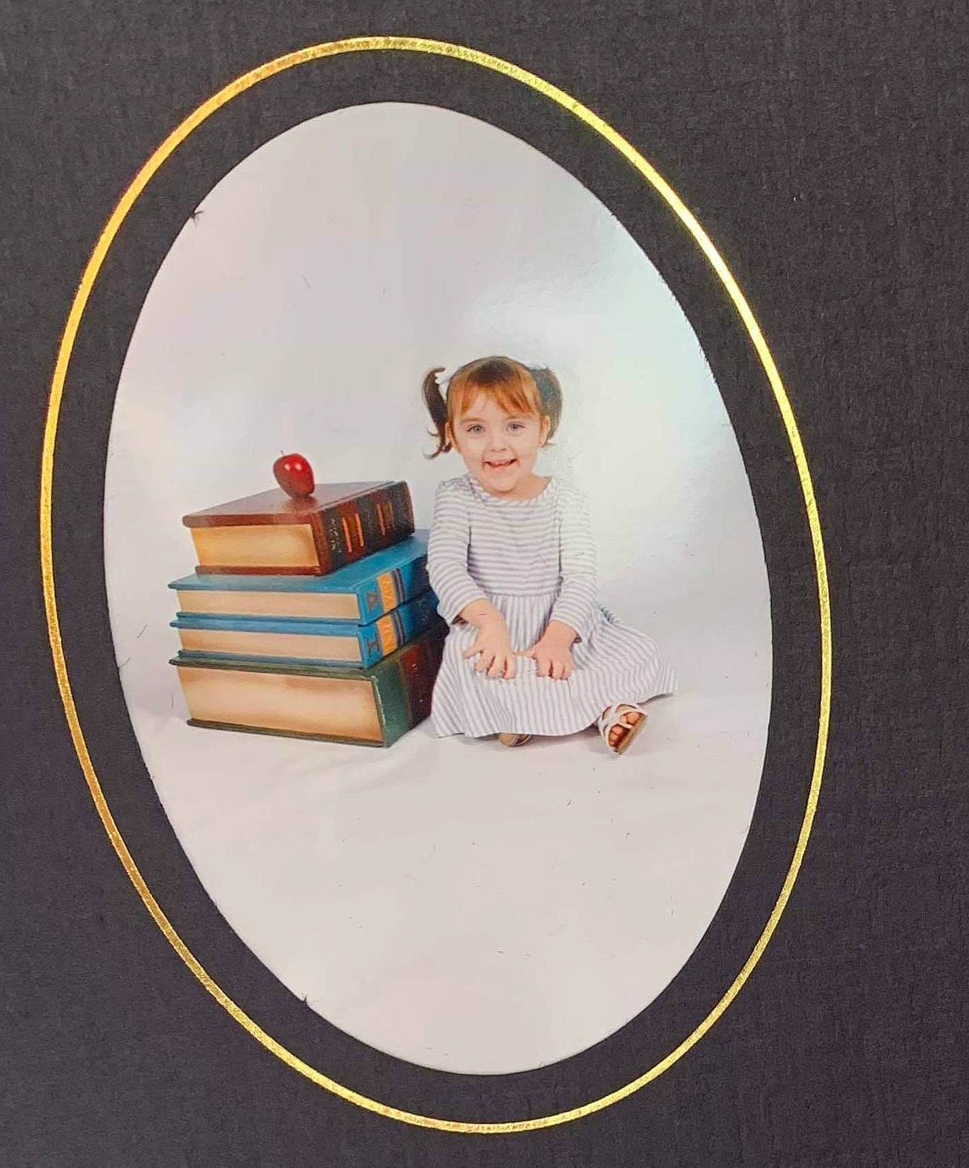 Feynix is registered to the contest to win money with this photo: child, circle, dishware, illustration, joy, person, plate, serveware, shelf, table, tableware