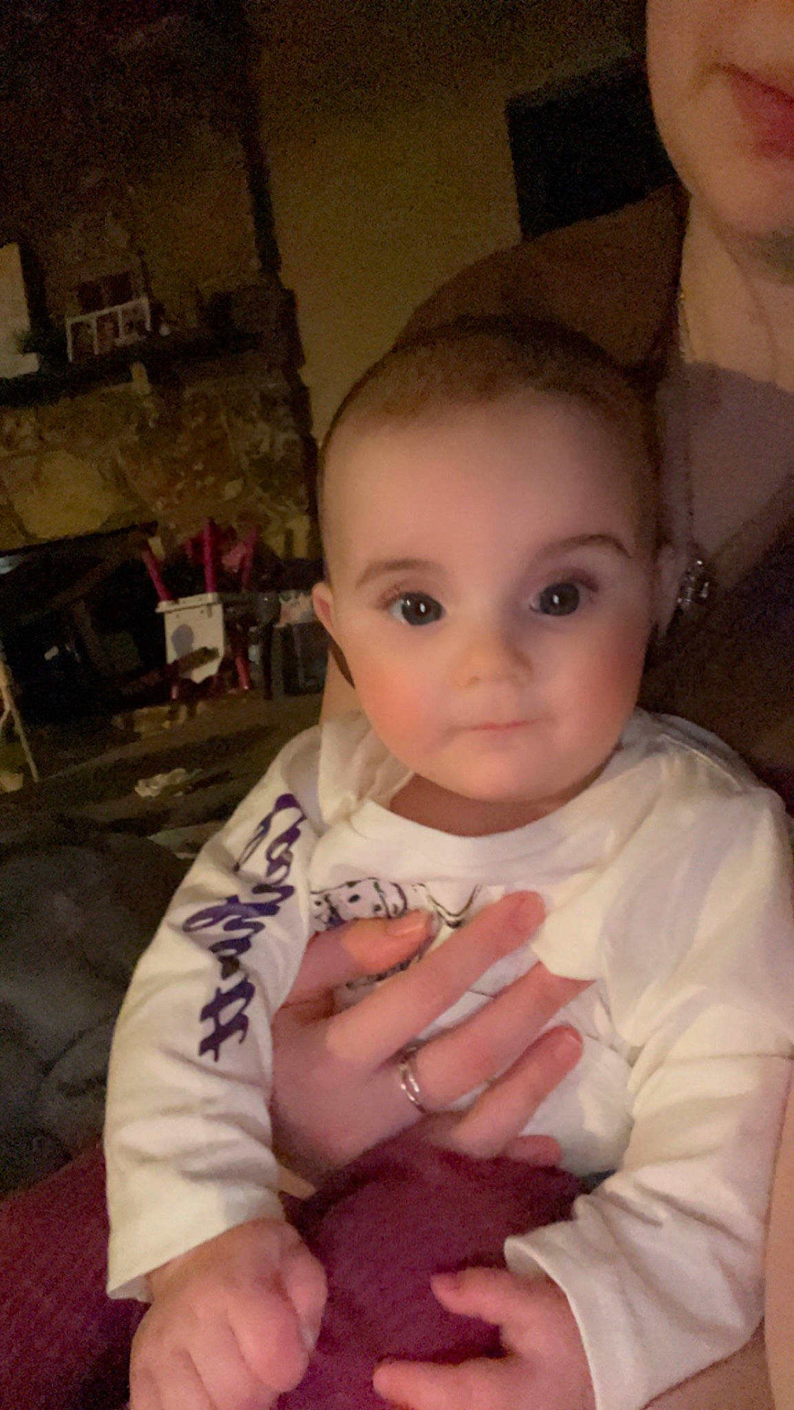 Parklie is registered to the contest to win money with this photo: arm, cheek, chin, ear, eye, eyebrow, eyelash, finger, forehead, fun, gesture, hair, human_body, iris, lip, mouth, nose, person, skin, thumb