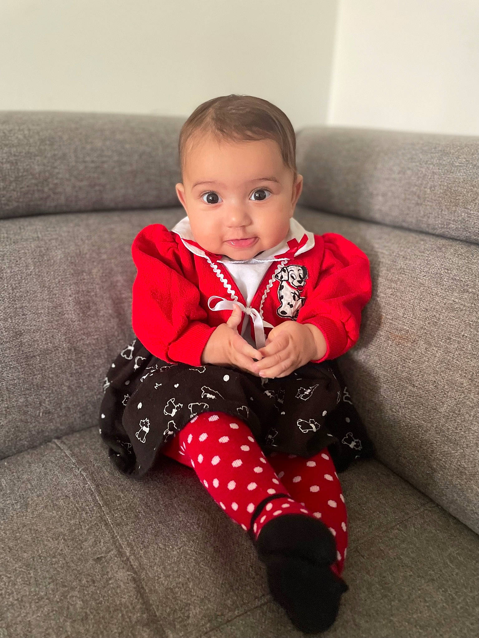 Hinna a rejoint le concours — aidez-le/la à gagner de superbes lots ! arm, baby, baby_toddler_clothing, carmine, child, comfort, couch, dress, face, floor, flooring, happy, human_body, human_leg, magenta, pattern, person, sitting, sleeve, smile