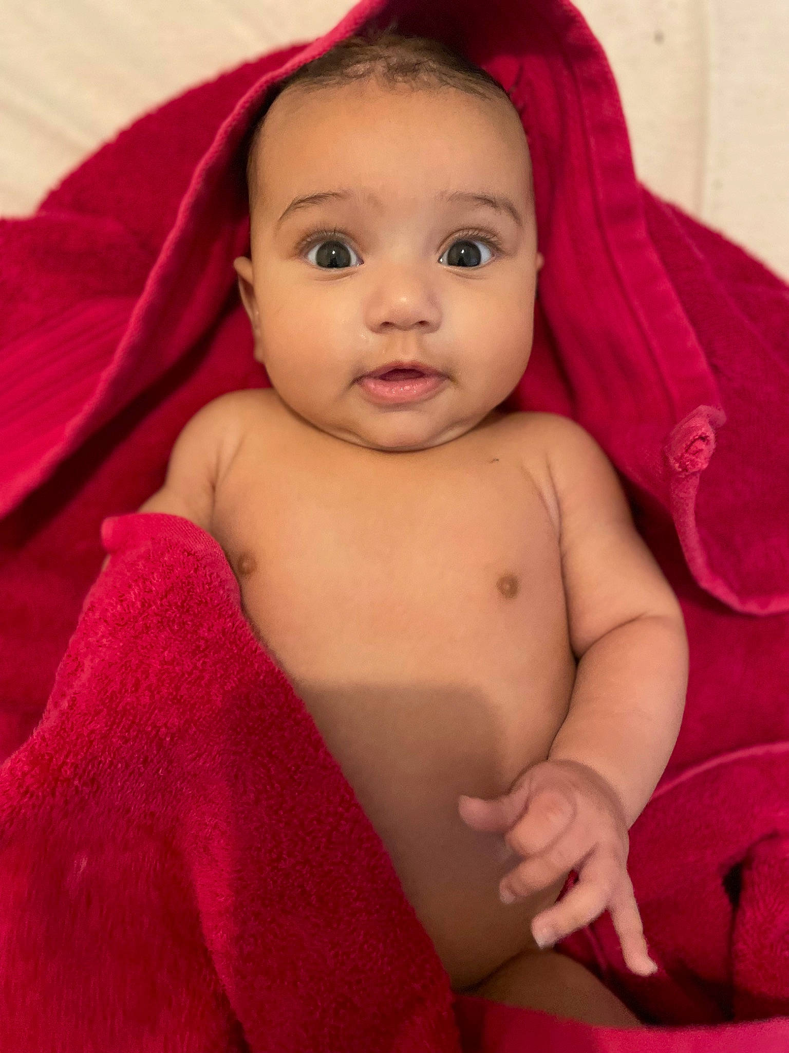 Hinna participe au concours pour gagner de l'argent avec cette photo : cheek, chin, eye, eyebrow, eyelash, face, finger, forehead, head, human_body, iris, joint, lip, mouth, neck, nose, person, pink, shoulder, skin