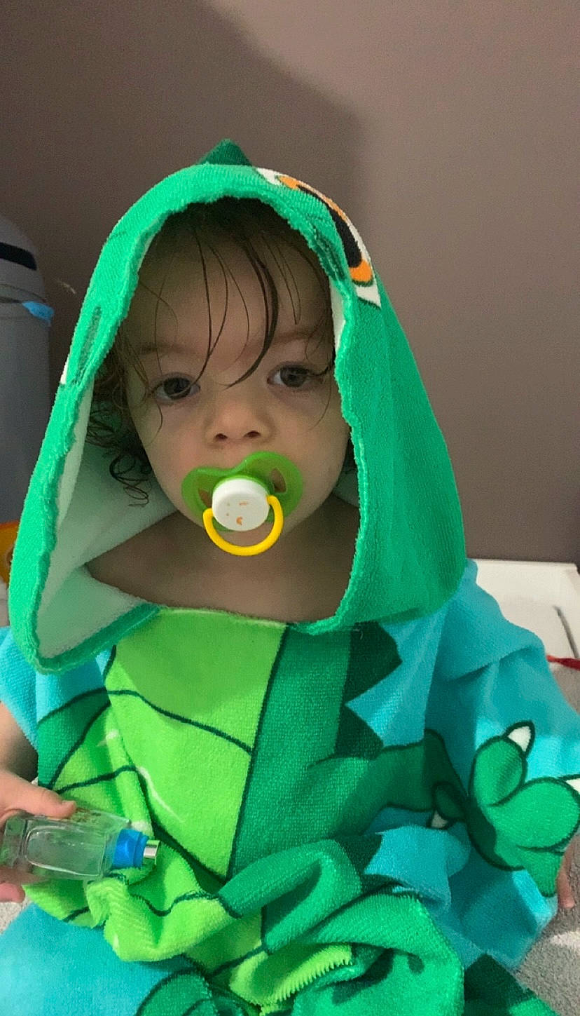 Malone participe au concours pour gagner de l'argent avec cette photo : baby, baby_products, baby_toddler_clothing, bib, child, costume, eye, fashion_accessory, fictional_character, fun, glove, grass, green, happy, headgear, holiday, mouth, outerwear, person, personal_protective_equipment