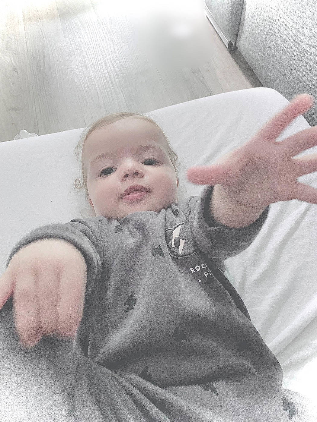Malone a rejoint le concours — aidez-le/la à gagner de superbes lots ! baby, baby_toddler_clothing, cheek, child, comfort, facial_expression, finger, gesture, hairstyle, hand, happy, human_body, leg, nose, person, shoulder, skin, sleeve, smile, thumb