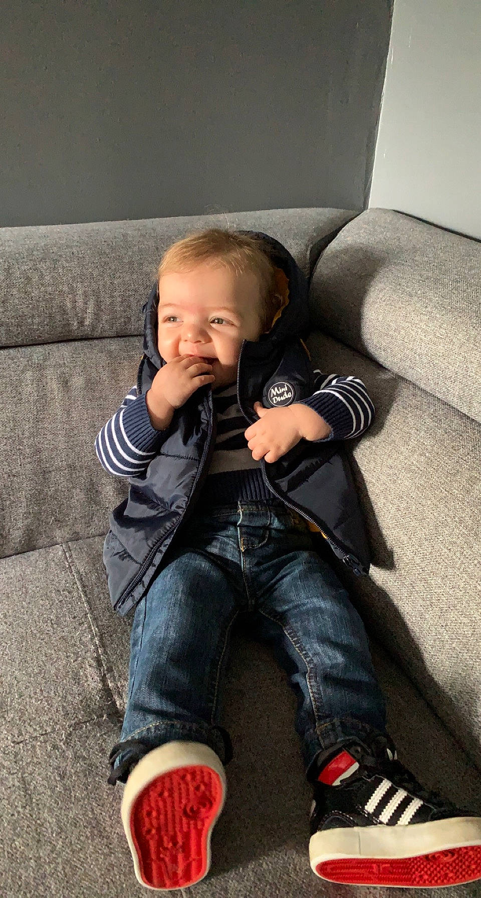 Malone participe au concours pour gagner de l'argent avec cette photo : baby, carmine, cheek, child, comfort, couch, denim, flash_photography, flooring, foot, fun, happy, human_leg, jeans, knee, leg, person, sitting, smile, sneakers