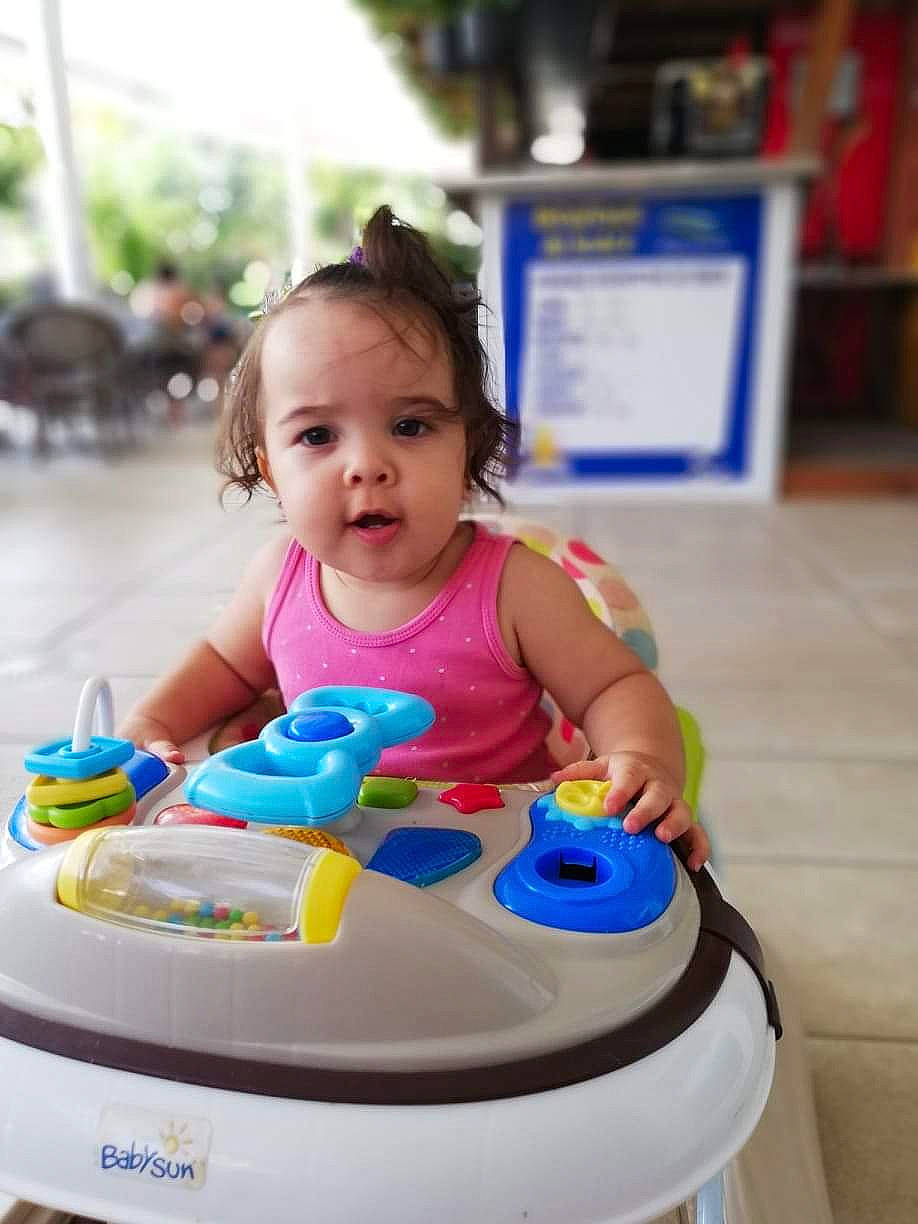 Maéline participe au concours pour gagner de l'argent avec cette photo : baby, baby_playing_with_toys, baby_products, child, fun, games, leisure, person, play, product, sitting, toddler, toy