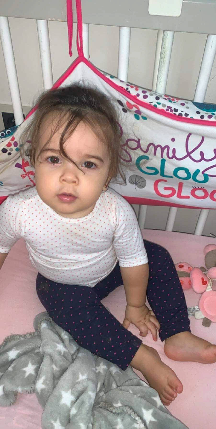 Maéline a rejoint le concours — aidez-le/la à gagner de superbes lots ! baby, cheek, child, daughter, design, pattern, person, pink, polka_dot, sitting, smile, textile, toddler