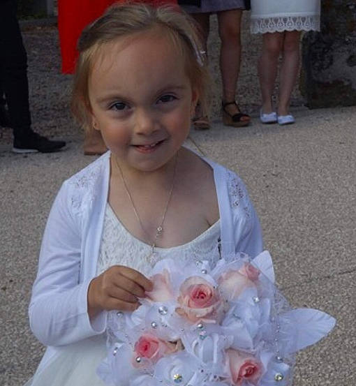 Jade a rejoint le concours — aidez-le/la à gagner de superbes lots ! child, dress, flower_girl, joy, person, petal, smile, toddler