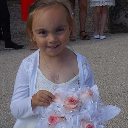 Jade a rejoint le concours — aidez-le/la à gagner de superbes lots ! child, dress, flower_girl, joy, person, petal, smile, toddler