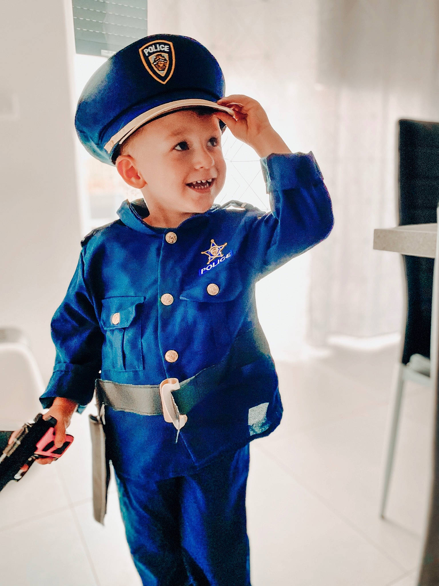 Evan a rejoint le concours — aidez-le/la à gagner de superbes lots ! azure, baby_toddler_clothing, baseball_cap, cap, child, clothing, cool, electric_blue, face, gesture, hairstyle, happy, headwear, joy, person, personal_protective_equipment, product, sleeve, sports_gear, standing