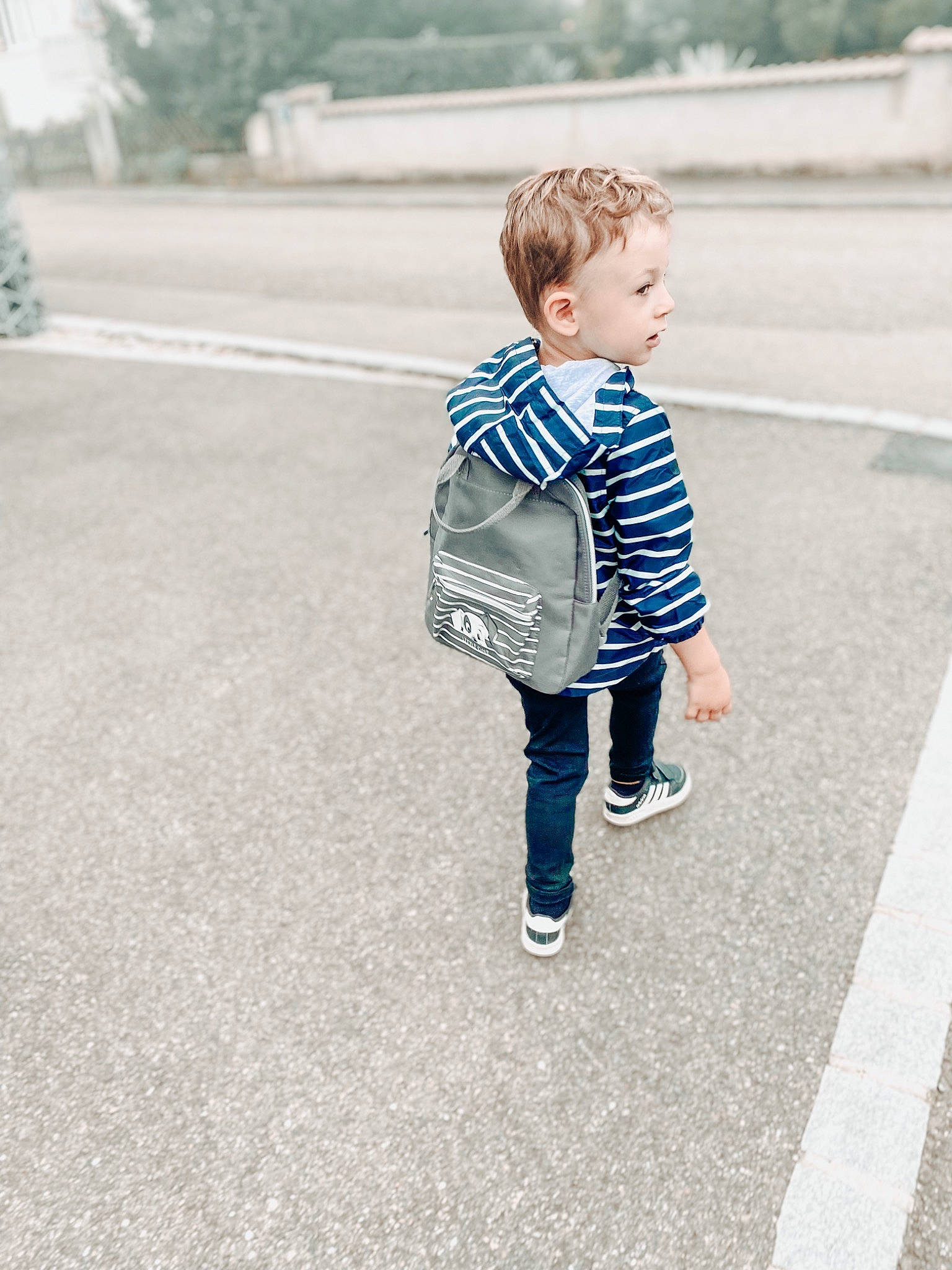 Evan participe au concours pour gagner de l'argent avec cette photo : asphalt, child, denim, electric_blue, fun, grass, grey, monochrome_photography, pattern, person, recreation, road, road_surface, sidewalk, sleeve, standing, street_fashion, t_shirt, toddler, tree