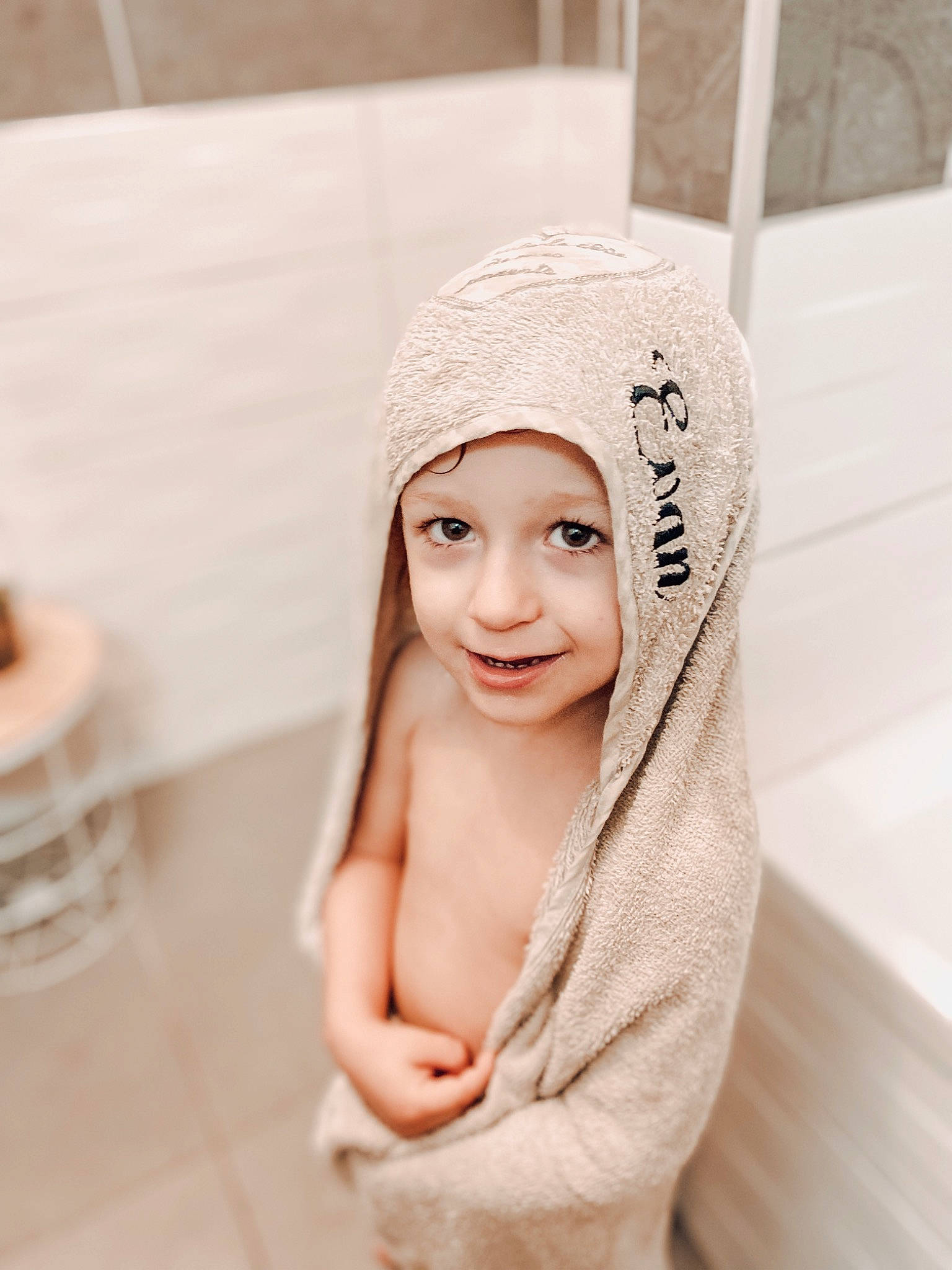 Evan participe au concours pour gagner de l'argent avec cette photo : cap, eye, fashion_accessory, flash_photography, floor, flooring, fur, gesture, hair_accessory, happy, headpiece, headwear, joy, knit_cap, laugh, linens, lip, person, sleeve, smile