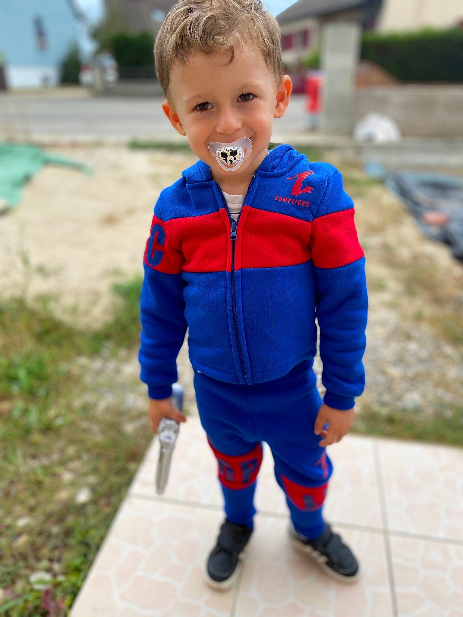 Evan a rejoint le concours — aidez-le/la à gagner de superbes lots ! azure, baby, baby_toddler_clothing, child, electric_blue, eye, face, fun, grass, hair, jacket, joy, leisure, outerwear, person, plant, sky, sleeve, sneakers, standing