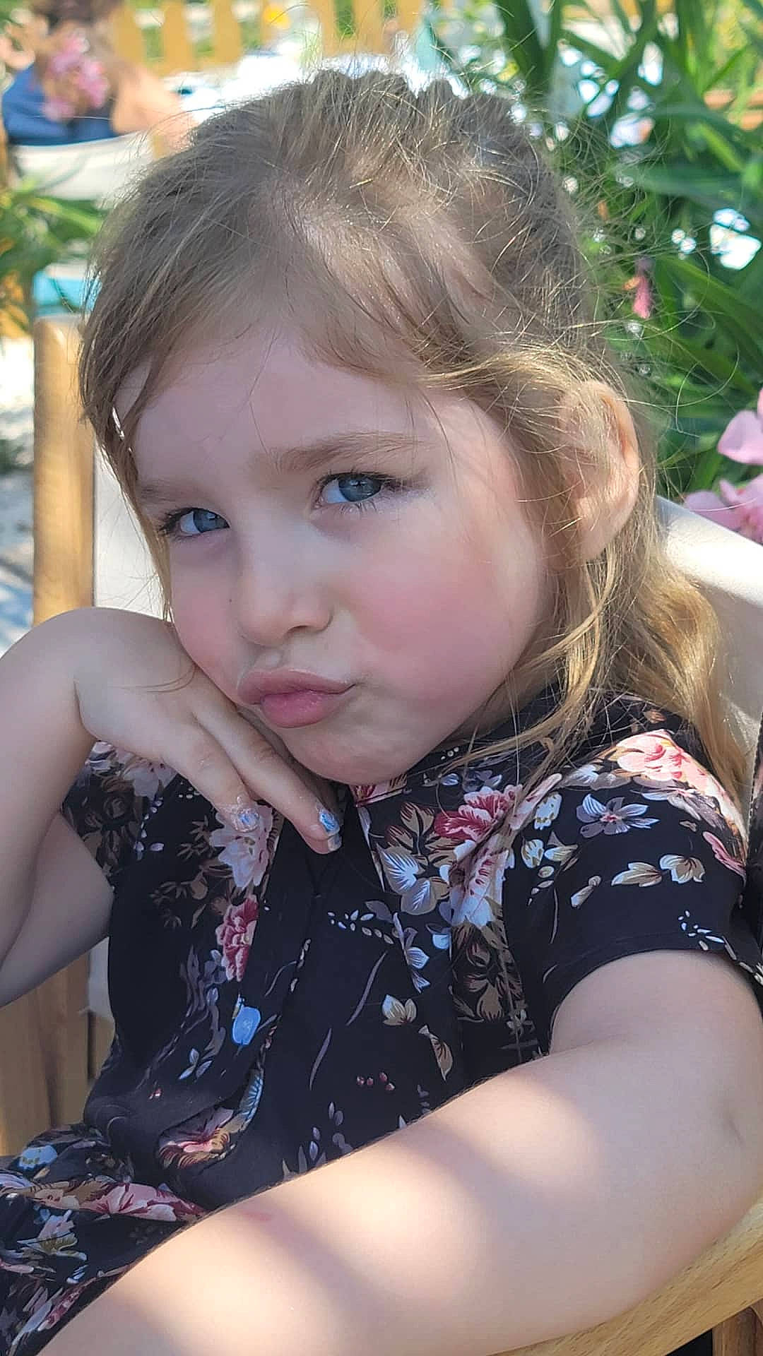 Alyssa a rejoint le concours — aidez-le/la à gagner de superbes lots ! beauty, blond, brown_hair, child, chin, eye, eyelash, fun, grass, happy, iris, lip, long_hair, mammal, people_in_nature, person, skin, summer, sunlight, toddler