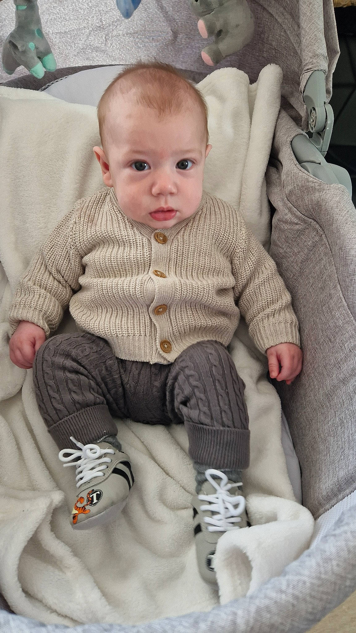 Arès a rejoint le concours — aidez-le/la à gagner de superbes lots ! arm, baby, baby_toddler_clothing, chair, cheek, child, comfort, eye, face, hairstyle, head, knee, outerwear, pattern, person, sitting, skin, sleeve, sock, toddler