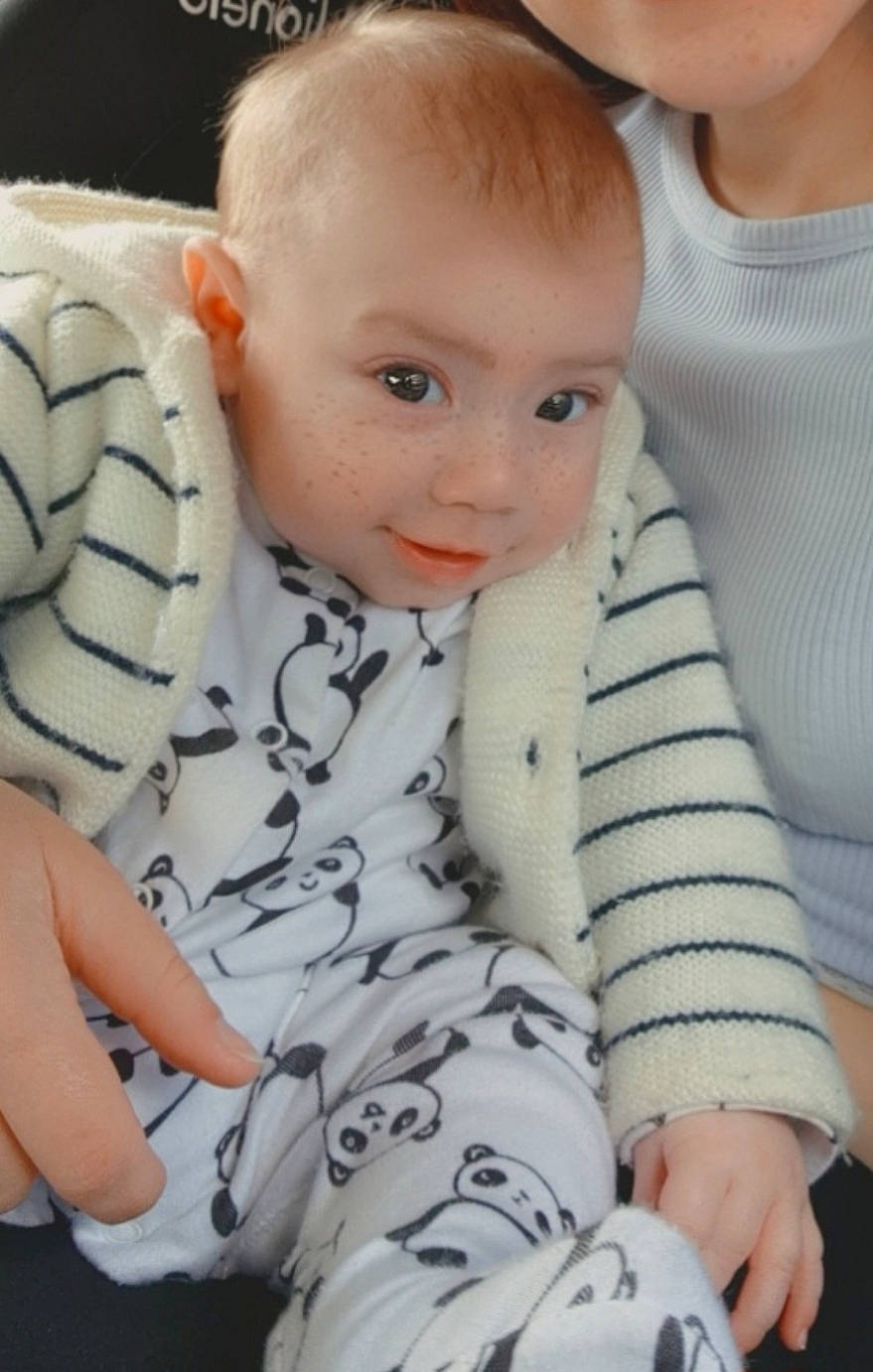 Arès participe au concours pour gagner de l'argent avec cette photo : baby, baby_toddler_clothing, cheek, child, comfort, finger, hairstyle, happy, head, iris, linens, nose, outerwear, pattern, person, skin, sleeve, smile, t_shirt, textile