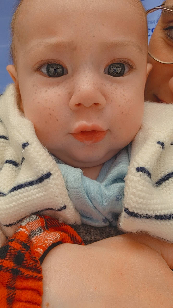 Arès a rejoint le concours — aidez-le/la à gagner de superbes lots ! baby, baby_toddler_clothing, cheek, child, chin, comfort, eye, eyebrow, eyelash, iris, linens, lip, mouth, nose, pattern, person, skin, textile, toddler, toy