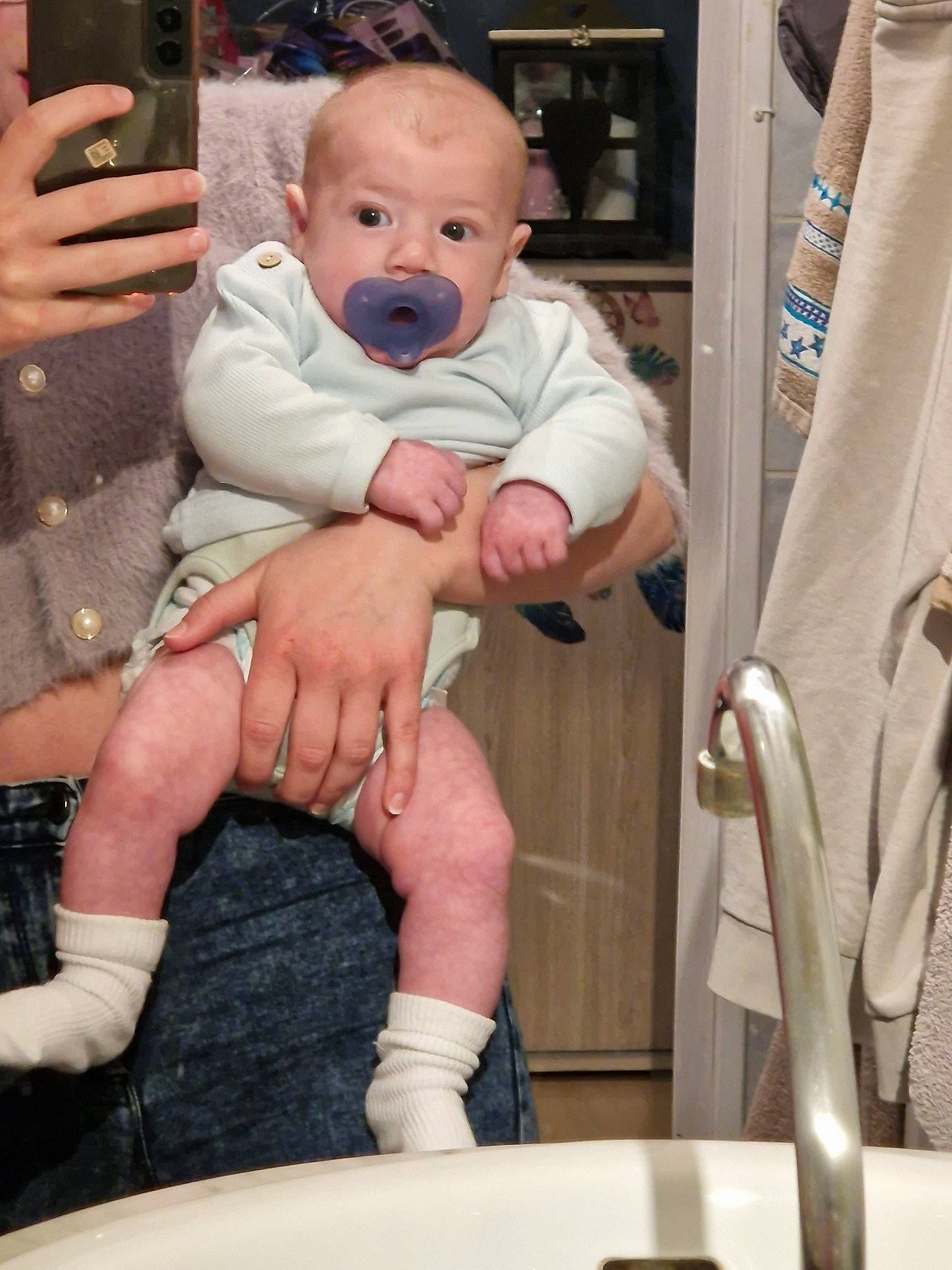 Arès a rejoint le concours — aidez-le/la à gagner de superbes lots ! baby, baby_products, baby_safety, baby_toddler_clothing, chair, cheek, child, comfort, curtain, finger, fun, knee, lap, nail, person, room, sitting, skin, thigh, thumb