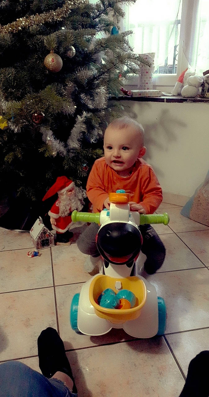 Thiyago participe au concours pour gagner de l'argent avec cette photo : arm, blue, event, eye, eyewear, face, fun, green, hairstyle, head, human, lighting, people, person, product, room, sitting, stuffed_toy, vertebrate, winter