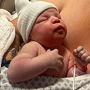 Nynnah participe au concours pour gagner de l'argent avec cette photo : newborn, baby, infant, hospital, blanket, hat, skin, wristband, medical, tube, person, sleeping, arm, chest, closeup, healthcare, patient, resting, love, parent