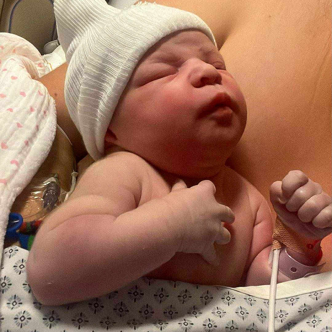 Nynnah participe au concours pour gagner de l'argent avec cette photo : arm, baby, blanket, chest, closeup, hat, healthcare, hospital, infant, love, medical, newborn, parent, patient, person, resting, skin, sleeping, tube, wristband