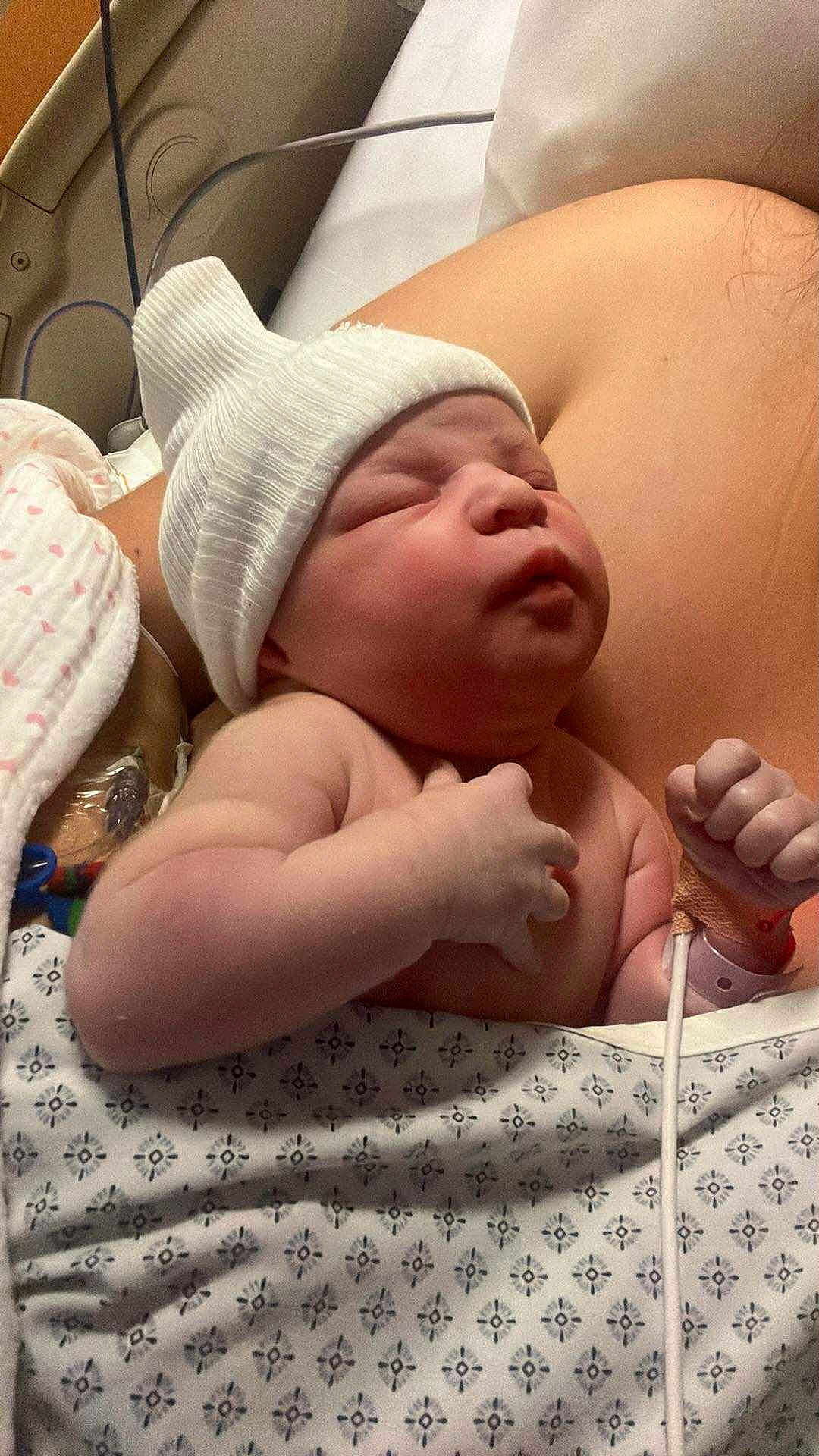 Nynnah participe au concours pour gagner de l'argent avec cette photo : newborn, baby, infant, hospital, blanket, hat, skin, wristband, medical, tube, person, sleeping, arm, chest, closeup, healthcare, patient, resting, love, parent