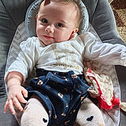 Maëlle participe au concours pour gagner de l'argent avec cette photo : baby, infant, child, cute, smiling, white_top, navy_skirt, heart_tights, pink_hair_clip, baby_seat, cushion, soft_toy, indoor, portrait, looking_at_camera, chevron_pattern, floor_tiles, comfort, happy, closeup