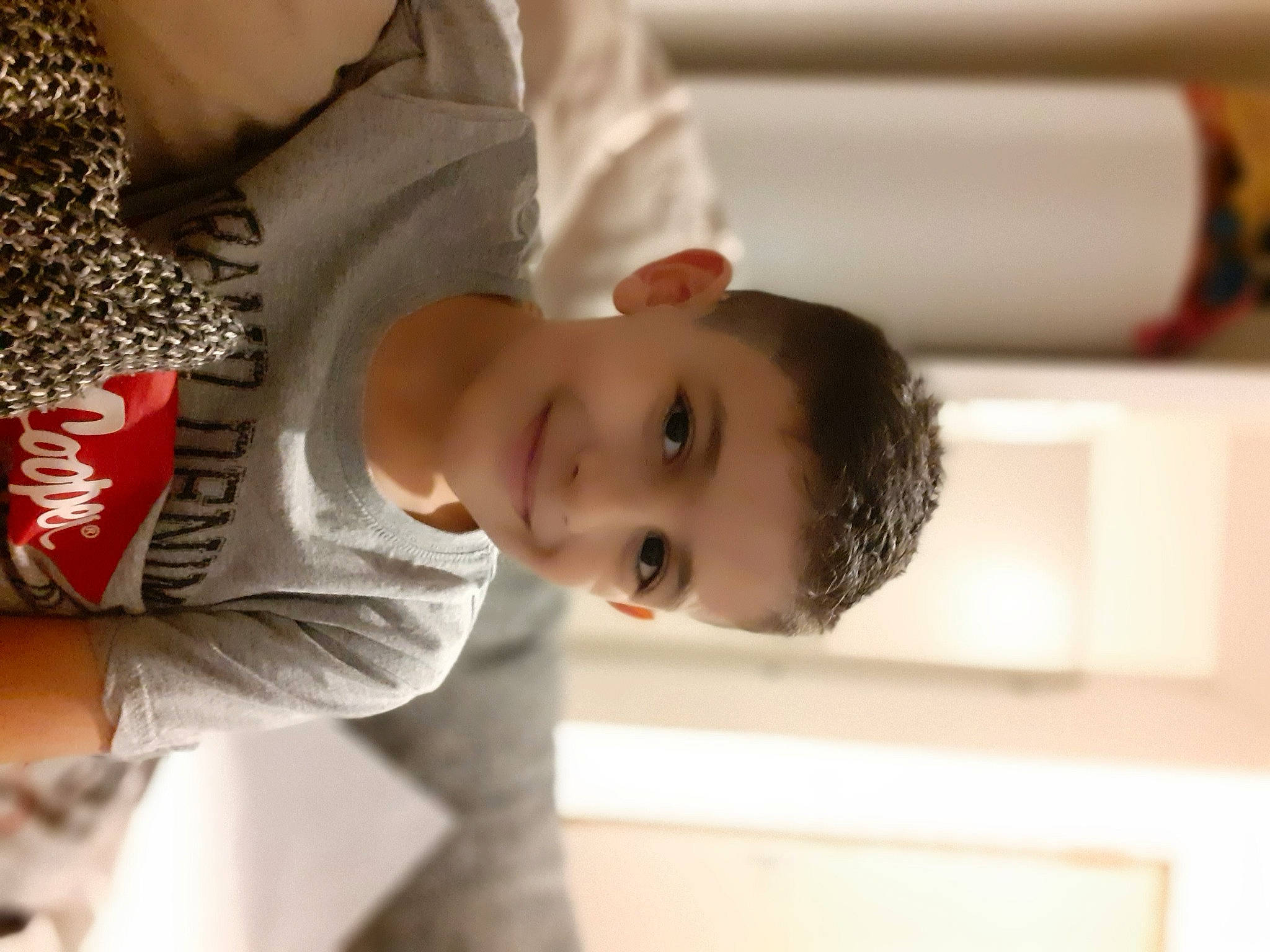 Ylan participe au concours pour gagner de l'argent avec cette photo : arm, child, chin, elbow, eye, eyebrow, eyelash, fun, gesture, happy, joint, joy, lip, neck, nose, person, plant, skin, sleeve, smile