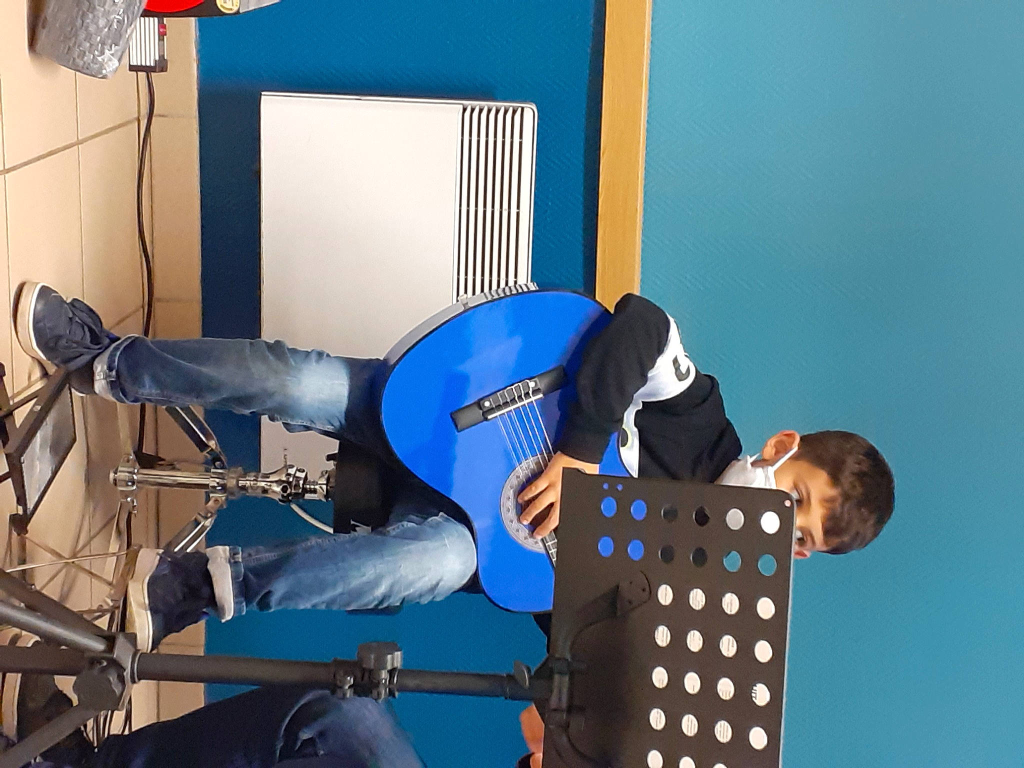 Ylan participe au concours pour gagner de l'argent avec cette photo : chair, elbow, electric_blue, engineering, hat, job, machine, musical_instrument, person, room