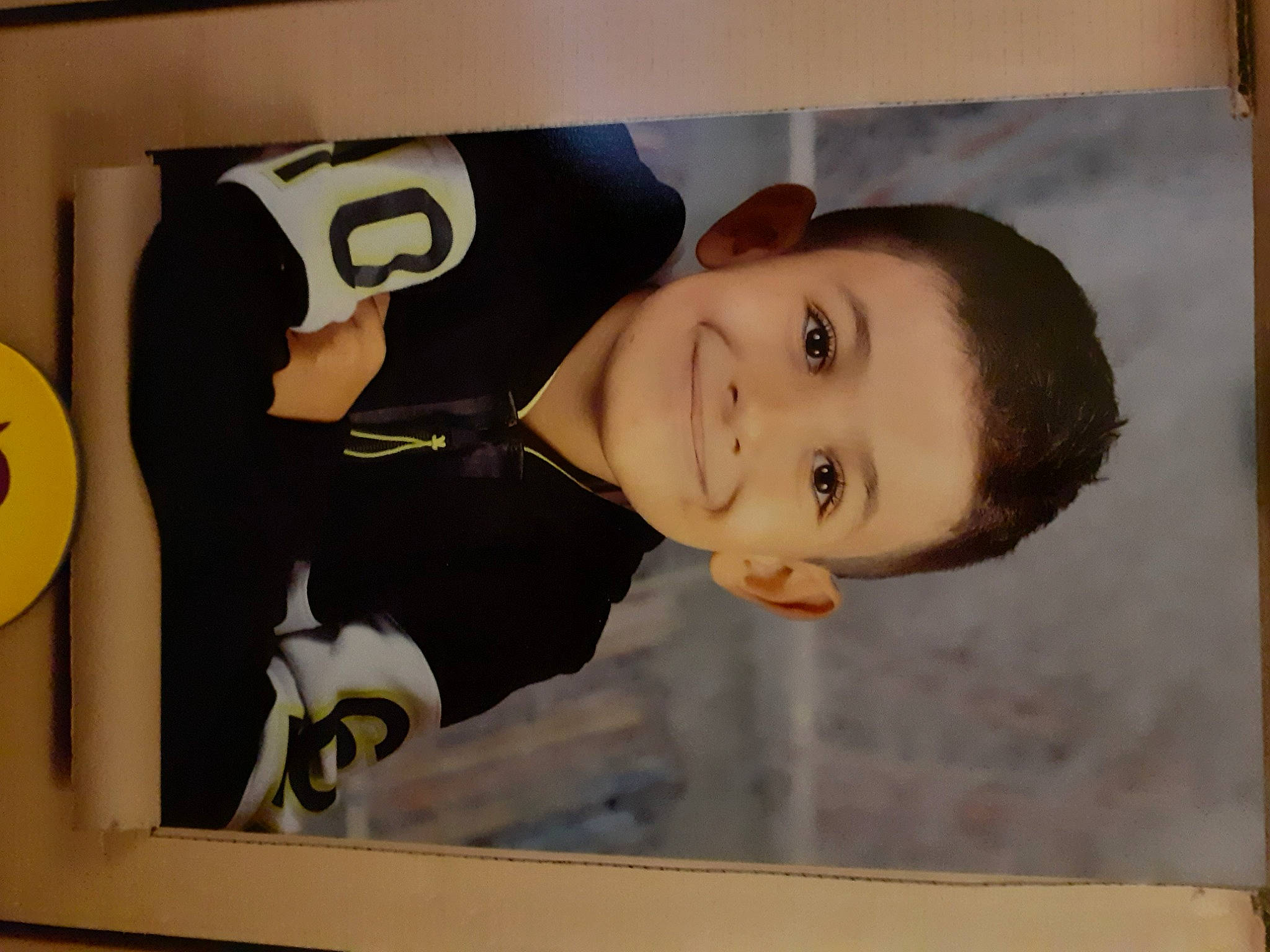 Ylan a rejoint le concours — aidez-le/la à gagner de superbes lots ! art, cheek, child, fun, happy, illustration, joy, logo, modern_art, nose, paint, painting, person, picture_frame, portrait, rectangle, room, smile, toddler, visual_arts