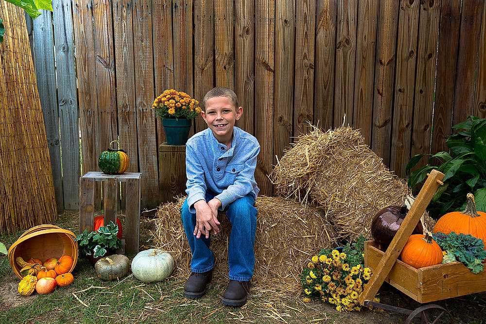 Kaydon is registered to the contest to win money with this photo: adaptation, cucurbita, farmworker, garden, gardener, gourd, joy, local_food, person, plant, pumpkin, vegetable, winter_squash