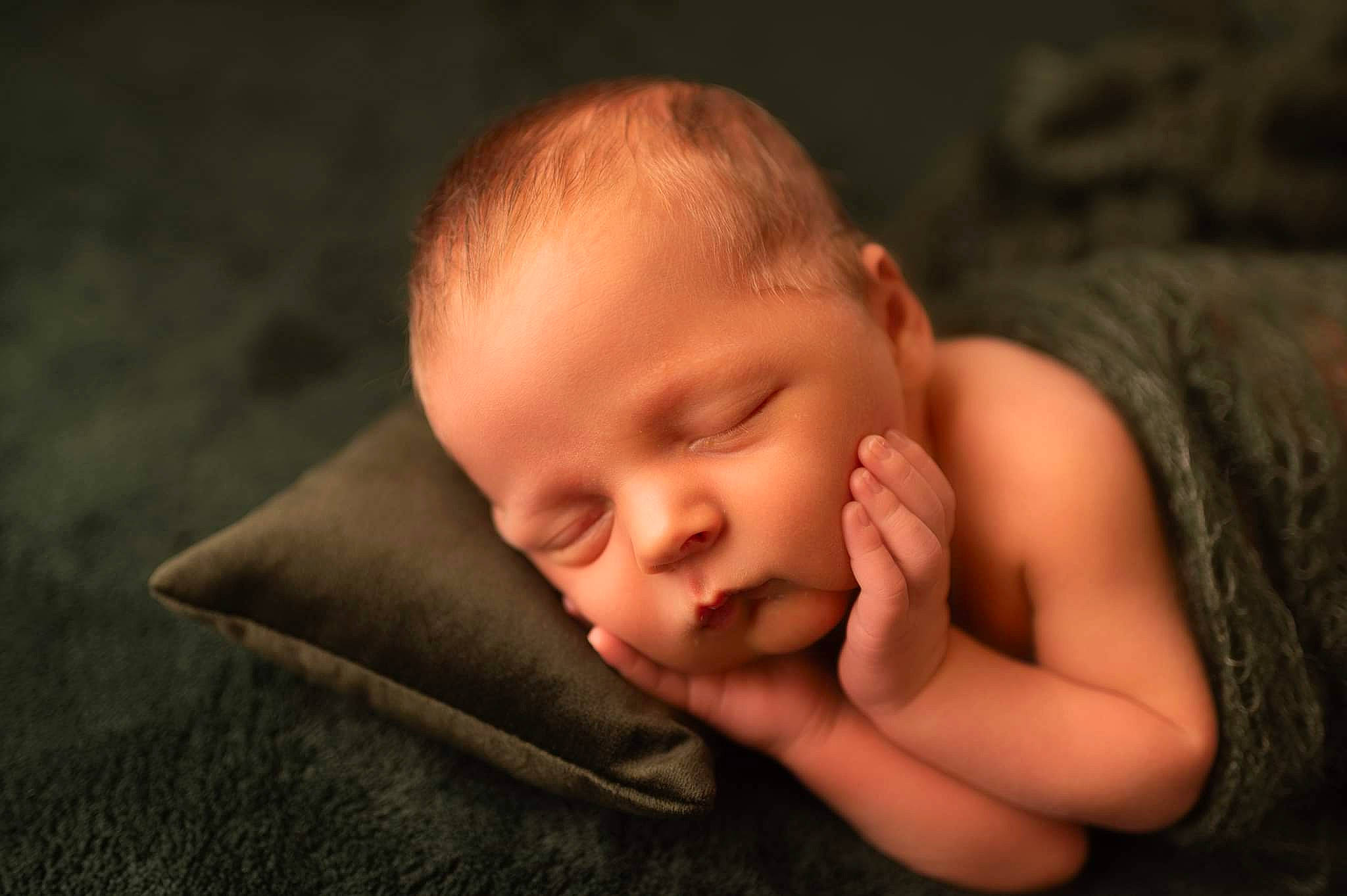 Noan a rejoint le concours — aidez-le/la à gagner de superbes lots ! baby, baby_toddler_clothing, cheek, child, comfort, darkness, flash_photography, flooring, fun, gesture, grass, happy, hardwood, nose, person, portrait_photography, sitting, skin, thumb, toddler