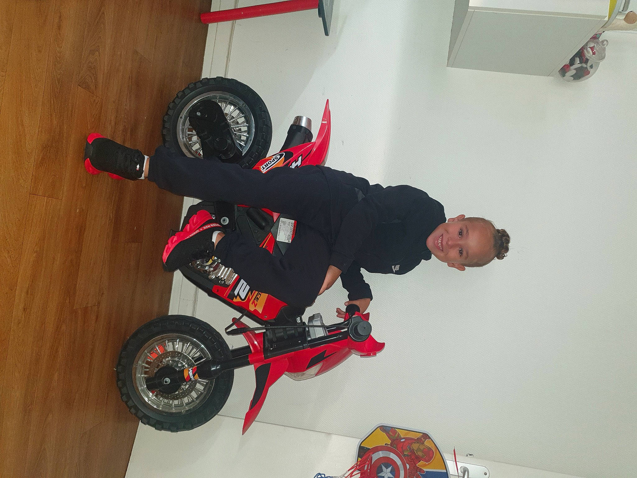 Swann a rejoint le concours — aidez-le/la à gagner de superbes lots ! auto_part, automotive_design, automotive_tire, automotive_wheel_system, balance, bicycle_part, bicycle_tire, bicycle_wheel, bicycle_wheel_rim, extreme_sport, joy, machine, motor_vehicle, person, recreation, rim, rolling, spoke, sports, tire