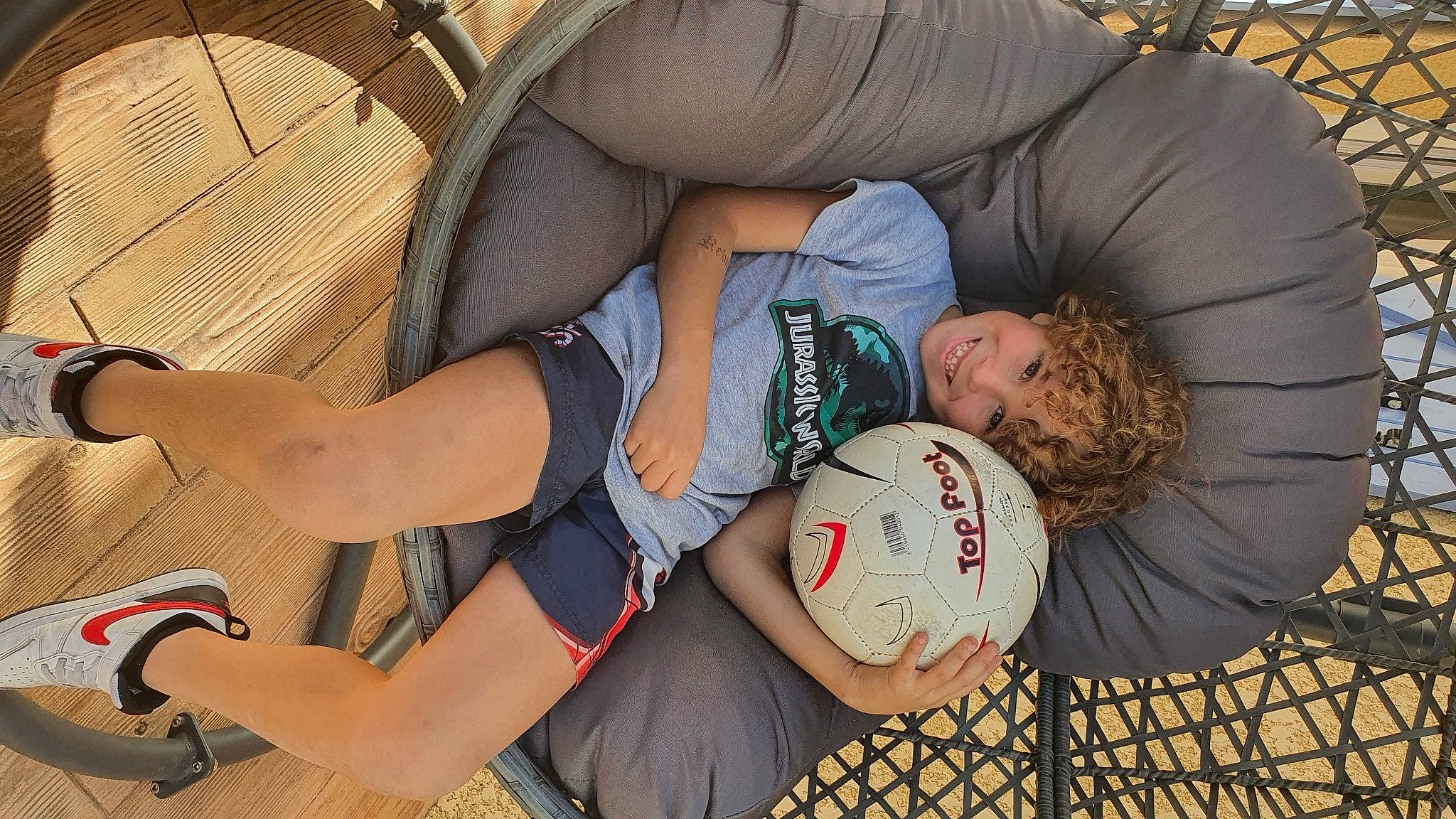 Swann participe au concours pour gagner de l'argent avec cette photo : abdomen, chest, comfort, elbow, fashion_accessory, foot, fun, hat, headwear, human_body, human_leg, joint, joy, knee, leg, nail, person, shorts, sitting, thigh