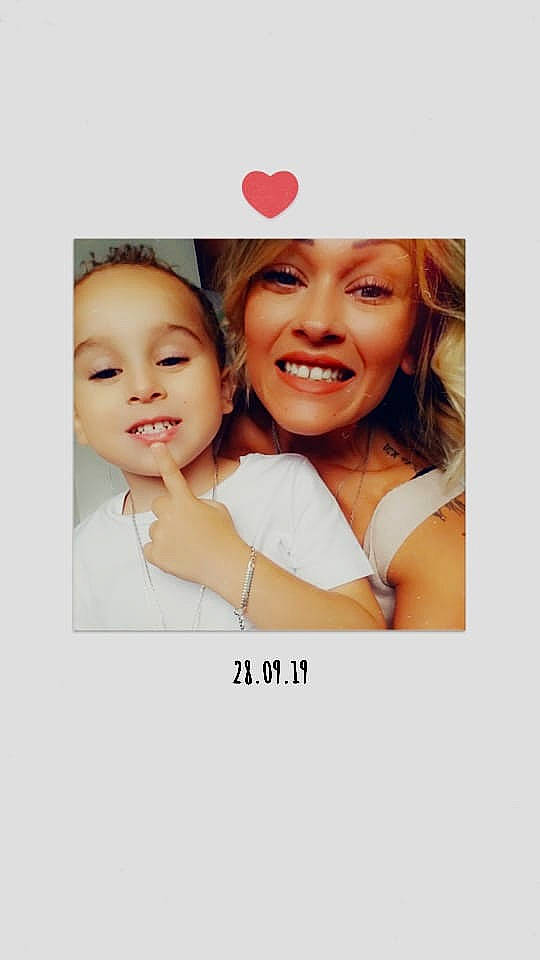 Swann a rejoint le concours — aidez-le/la à gagner de superbes lots ! blond, child, event, eyebrow, eyelash, fashion_accessory, flash_photography, font, formal_wear, fun, gesture, happy, hat, headwear, interaction, jewellery, joy, love, person, photo_caption