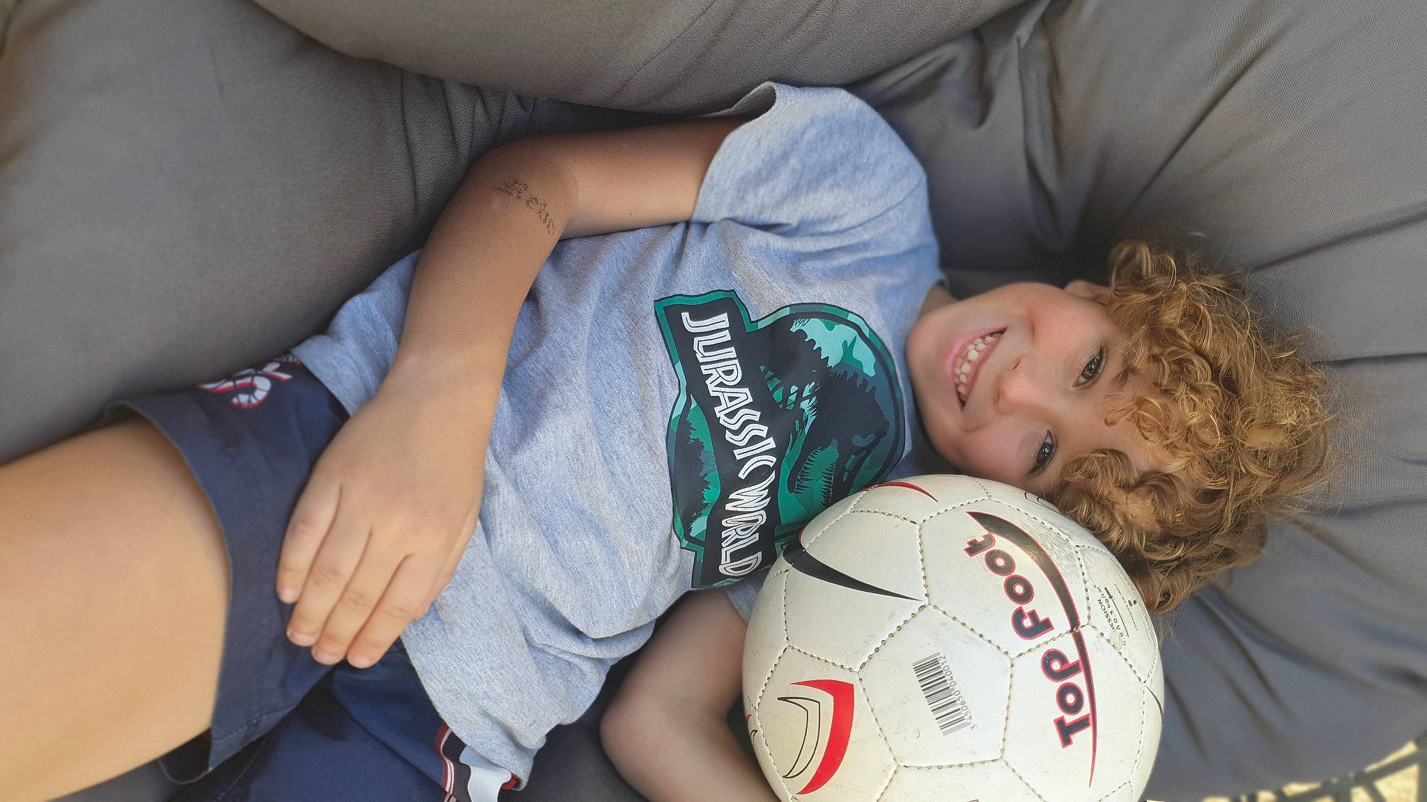 Swann a rejoint le concours — aidez-le/la à gagner de superbes lots ! ball, ball_game, child, comfort, couch, elbow, football, grass, headwear, human, human_leg, joint, joy, knee, mammal, people, person, player, product, sports_equipment