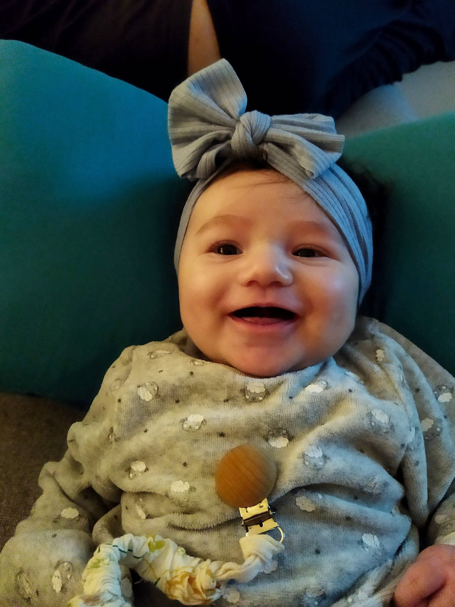 Elina participe au concours pour gagner de l'argent avec cette photo : baby, baby_products, baby_safety, baby_toddler_clothing, cap, cheek, child, face, fashion_accessory, fun, happy, head, headgear, headwear, human_body, joy, laugh, nose, person, room