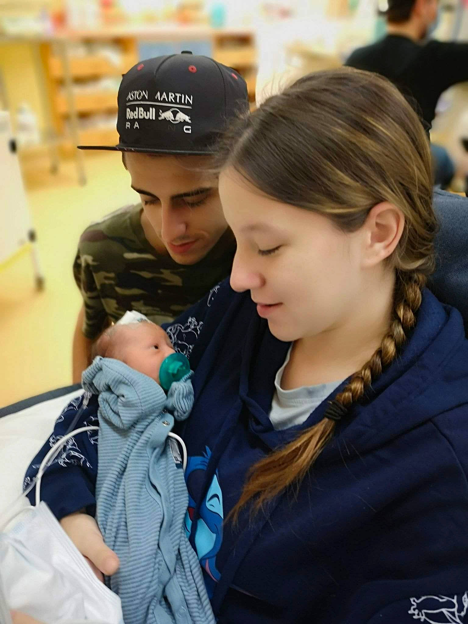 Noah Lessard Vallee Beaulieu participe au concours pour gagner de l'argent avec cette photo : baby, baseball_cap, beanie, cap, child, event, fashion_accessory, fun, fur, hairstyle, happy, headwear, hoodie, human, interaction, jewellery, necklace, person, recreation, toddler