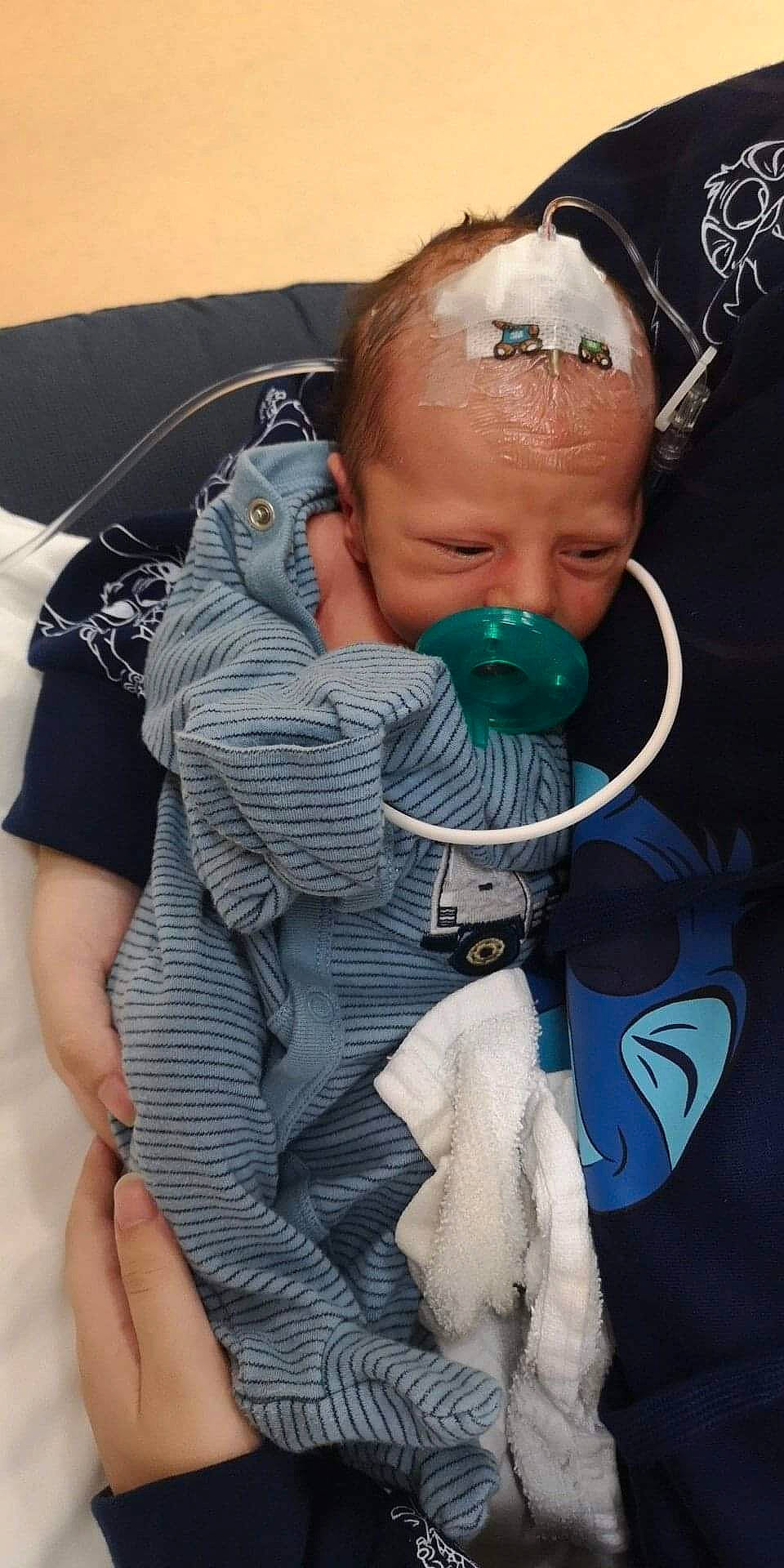 Noah Lessard Vallee Beaulieu a rejoint le concours — aidez-le/la à gagner de superbes lots ! baby, baby_products, baby_sleeping, baby_toddler_clothing, cheek, child, electric_blue, eyelash, fashion_accessory, gesture, health_care, hospital, linens, medical, pattern, person, personal_protective_equipment, plastic, service, skin