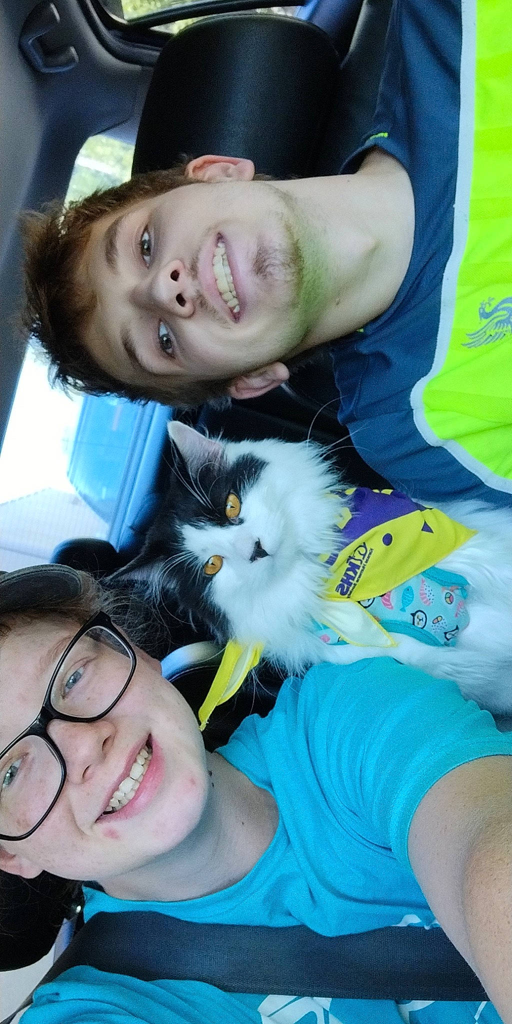 Moo is registered to the contest to win money with this photo: beard, bird, black_hair, blue, cool, eyebrow, eyelash, eyewear, face, facial_expression, friendship, fun, gesture, green, happy, mouth, skin, smile, white, yellow