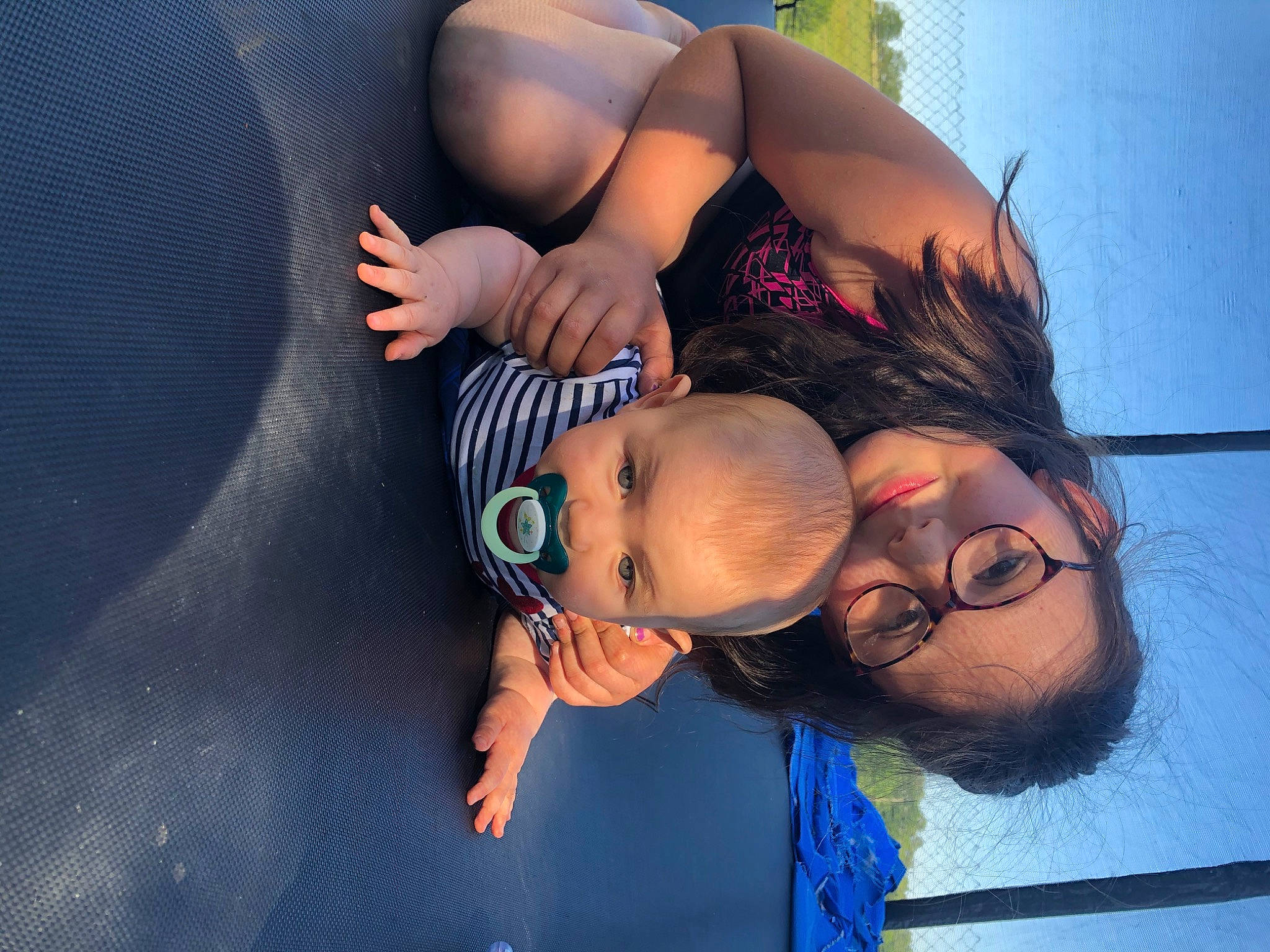 Mia participe au concours pour gagner de l'argent avec cette photo : arm, black_hair, fun, joy, person