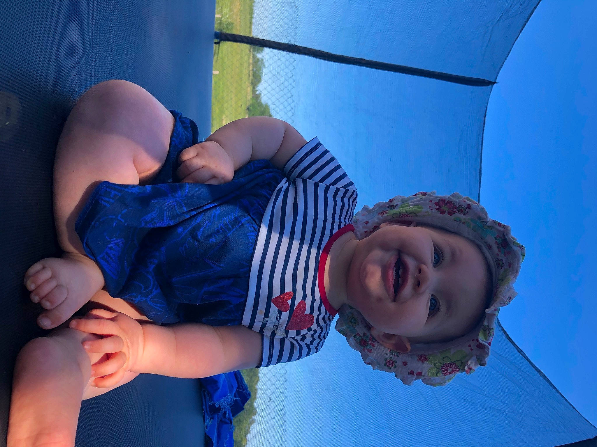 Mia a rejoint le concours — aidez-le/la à gagner de superbes lots ! child, gesture, headwear, joy, person, vacation