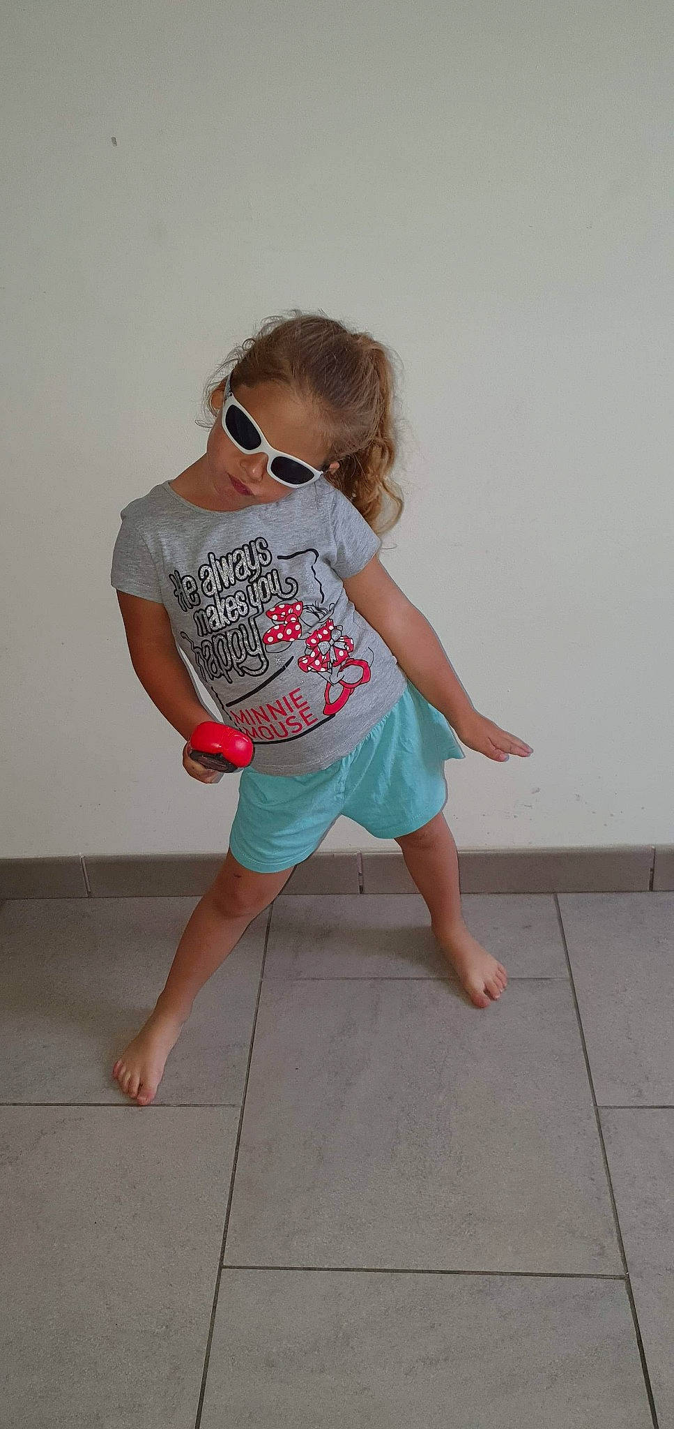 Laurena a rejoint le concours — aidez-le/la à gagner de superbes lots ! barefoot, child, joint, leg, person, shoulder, toddler