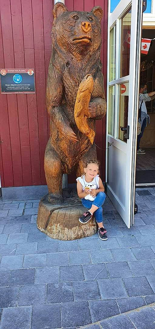 Laurena a rejoint le concours — aidez-le/la à gagner de superbes lots ! art, brown_bear, chainsaw_carving, joy, person, sculpture, statue, tree, vacation
